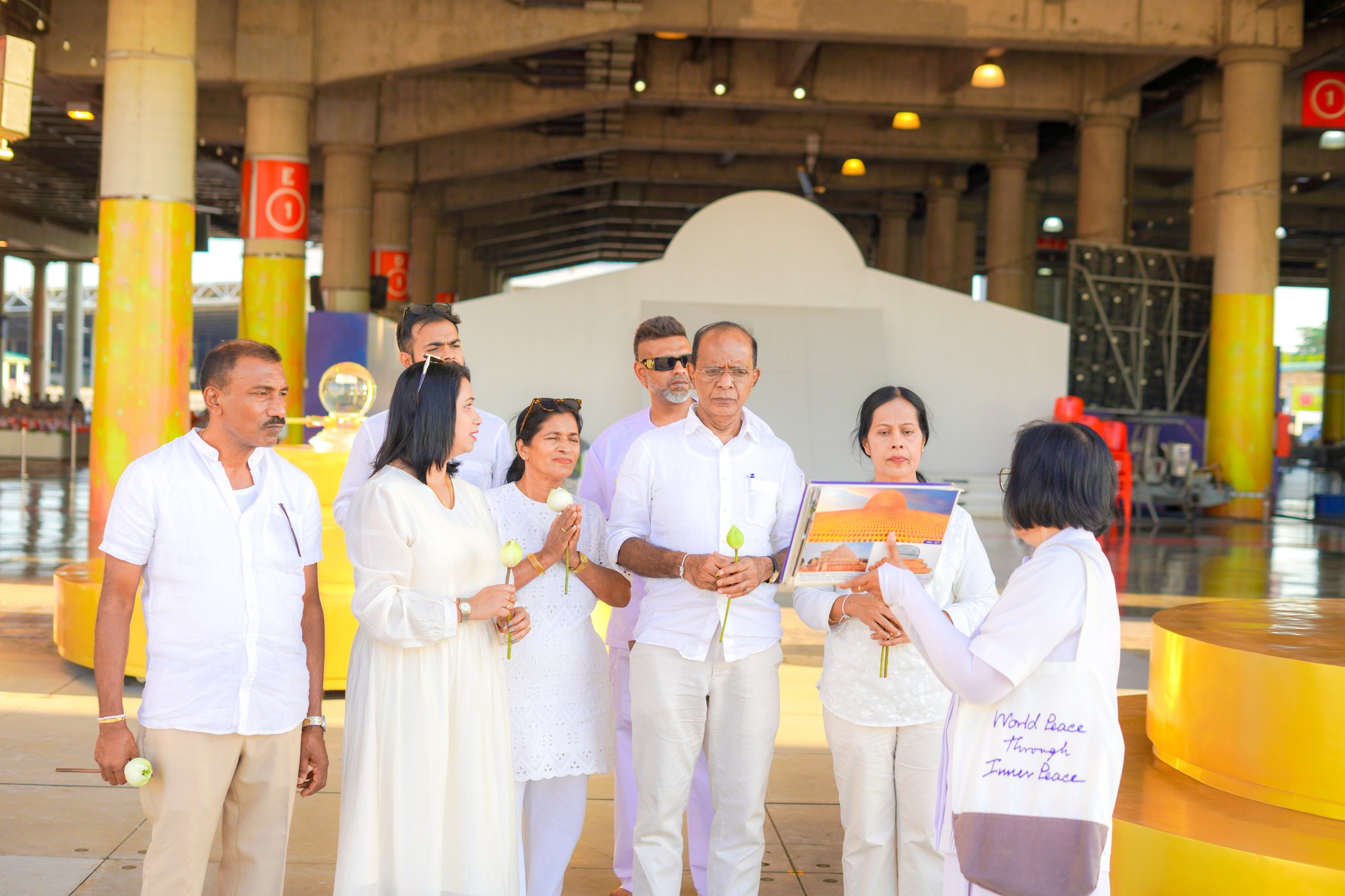 ชาวศรีลังกา เดินทางมาเยี่ยมชมวัดพระธรรมกาย