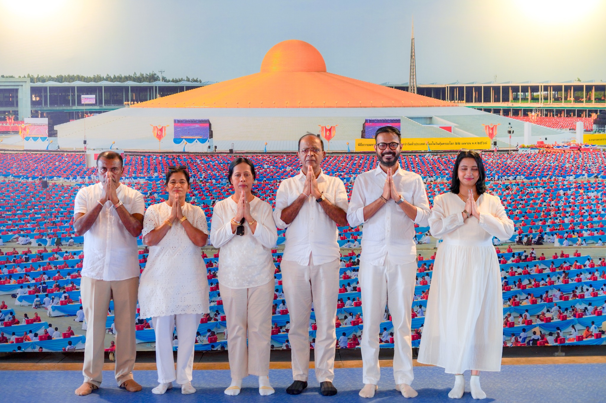 ชาวศรีลังกา เดินทางมาเยี่ยมชมวัดพระธรรมกาย