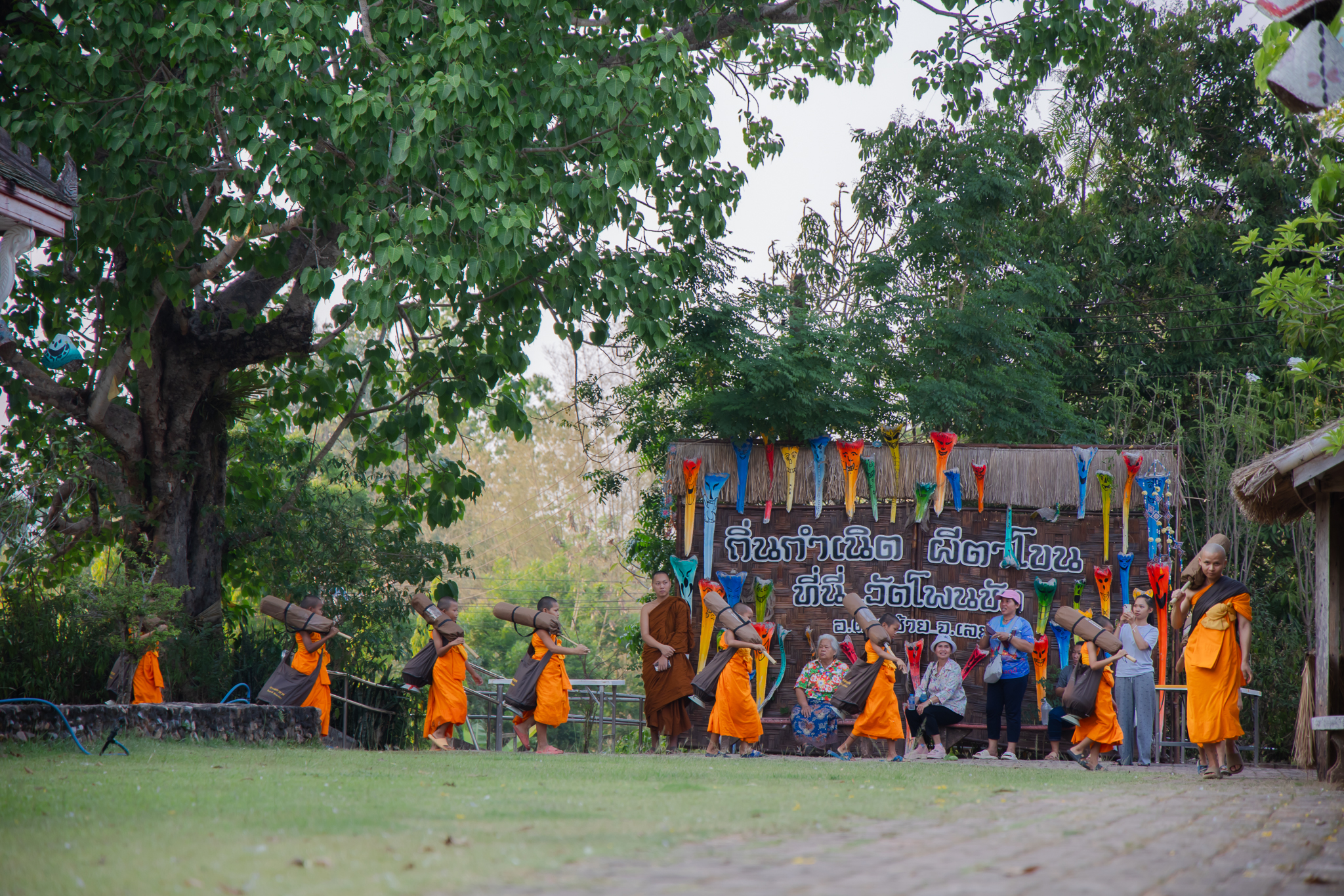 สามเณรภาคฤดูร้อน ศูนย์ปฏิบัติธรรมแก้วเมืองเลย ร่วมเดินธุดงค์จากใจกลางเมือง ด่านซ้ายมุ่งสู่บ้านนาดี