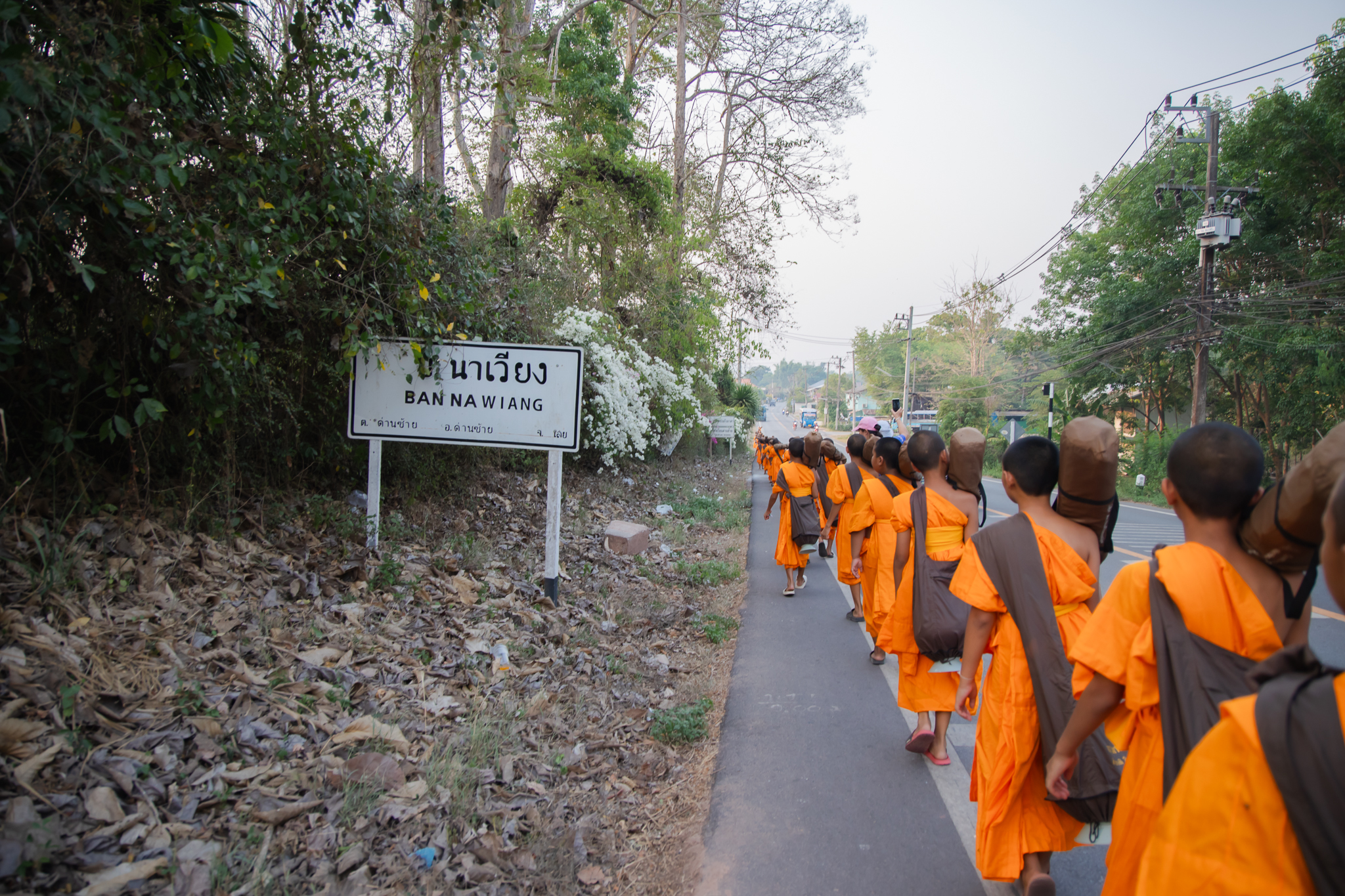 สามเณรภาคฤดูร้อน ศูนย์ปฏิบัติธรรมแก้วเมืองเลย ร่วมเดินธุดงค์จากใจกลางเมือง ด่านซ้ายมุ่งสู่บ้านนาดี