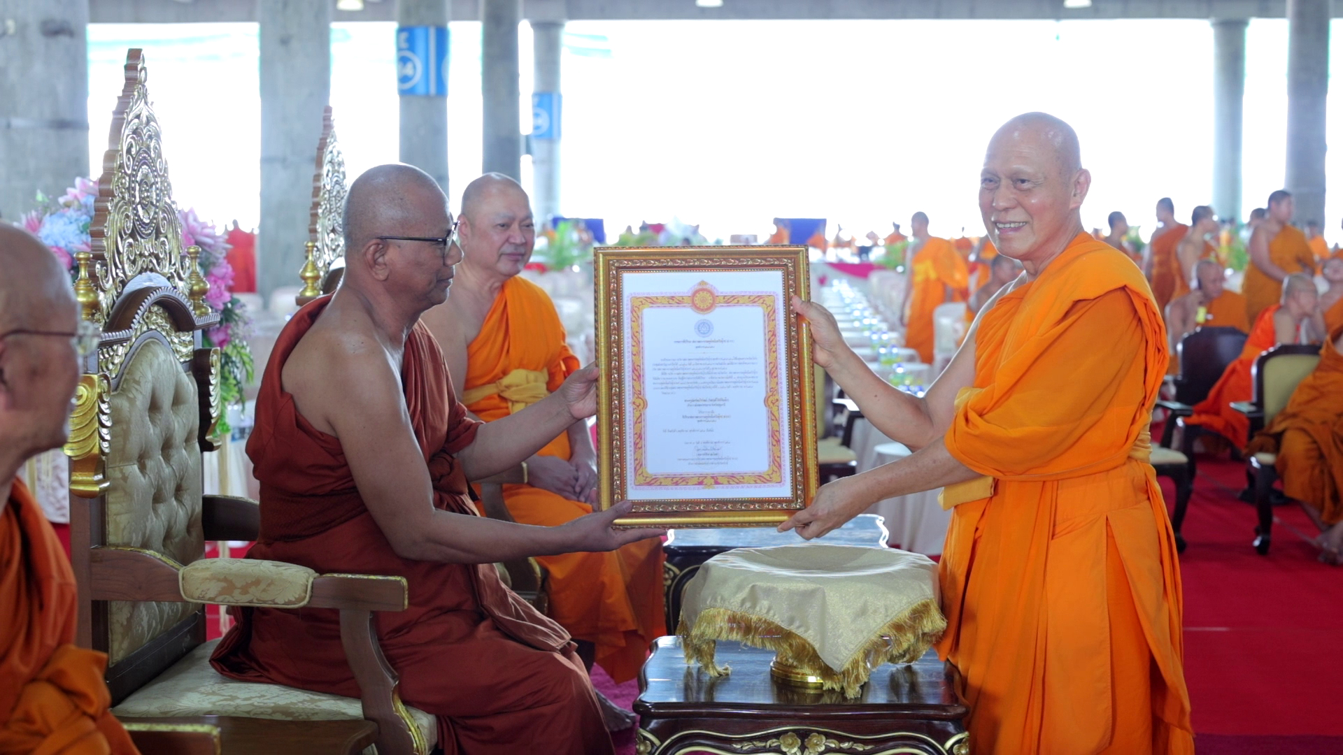ประธานสหภาพพระธรรมทูตไทยในทวีปยุโรป มอบตราตั้งที่ปรึกษาสหภาพพระธรรมทูตไทยในทวีปยุโรปแด่เจ้าอาวาสวัดพระธรรมกาย