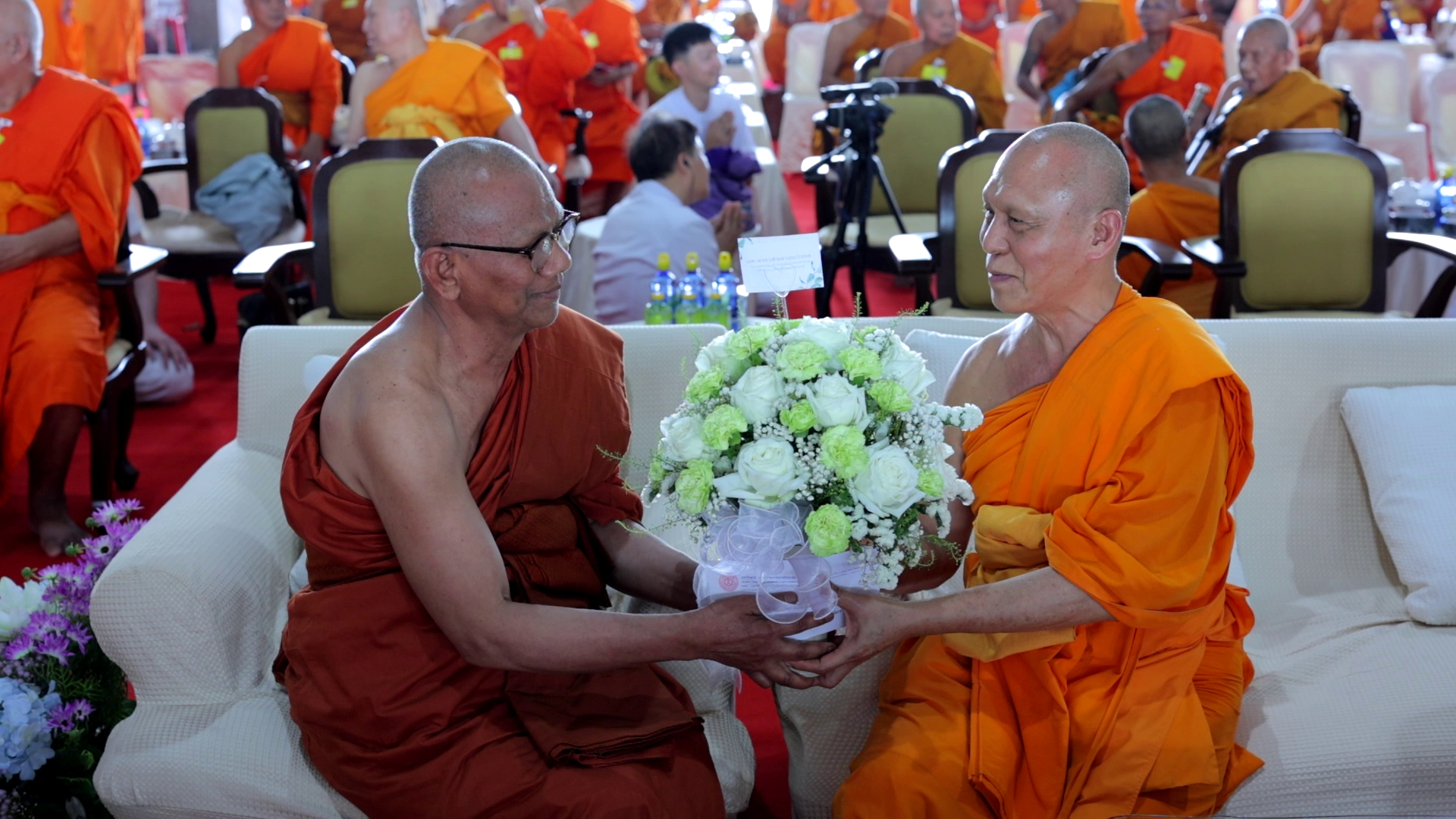 ประธานสหภาพพระธรรมทูตไทยในทวีปยุโรป มอบตราตั้งที่ปรึกษาสหภาพพระธรรมทูตไทยในทวีปยุโรปแด่เจ้าอาวาสวัดพระธรรมกาย