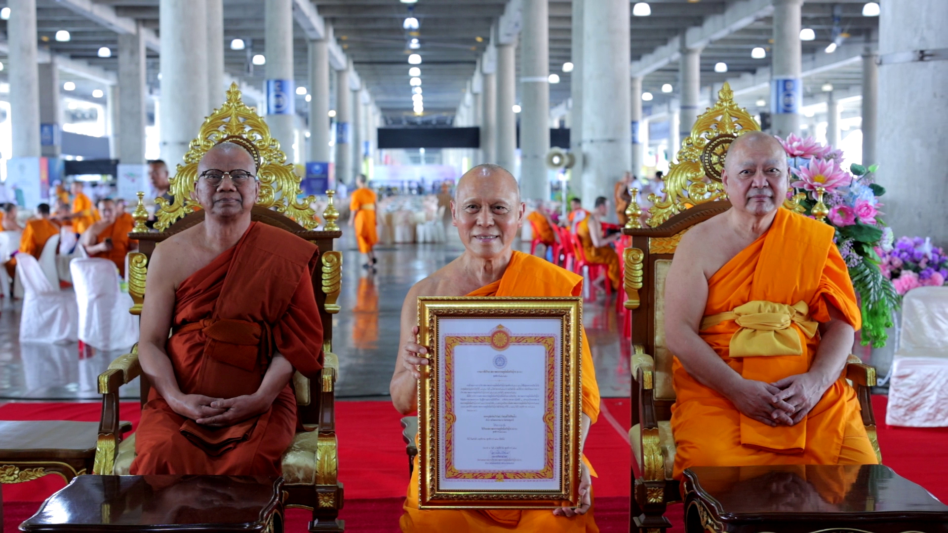 ประธานสหภาพพระธรรมทูตไทยในทวีปยุโรป มอบตราตั้งที่ปรึกษาสหภาพพระธรรมทูตไทยในทวีปยุโรปแด่เจ้าอาวาสวัดพระธรรมกาย
