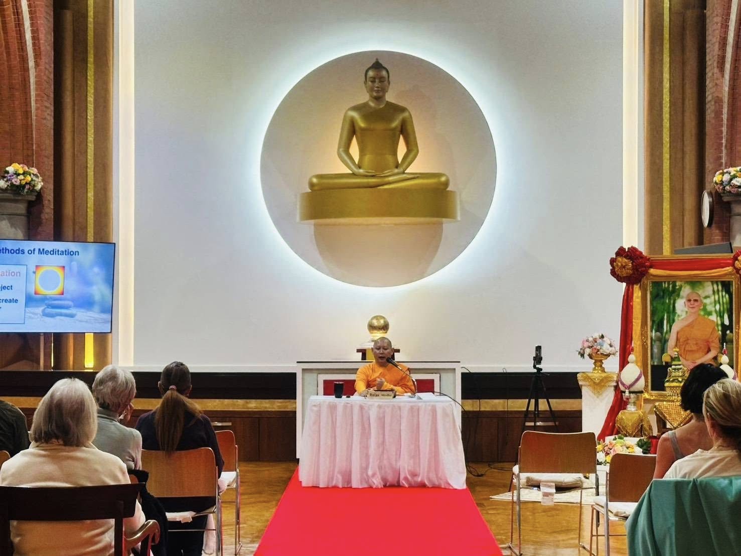 วัดพระธรรมกายลอนดอน จัดคลาสสมาธิแก่ชาวท้องถิ่น