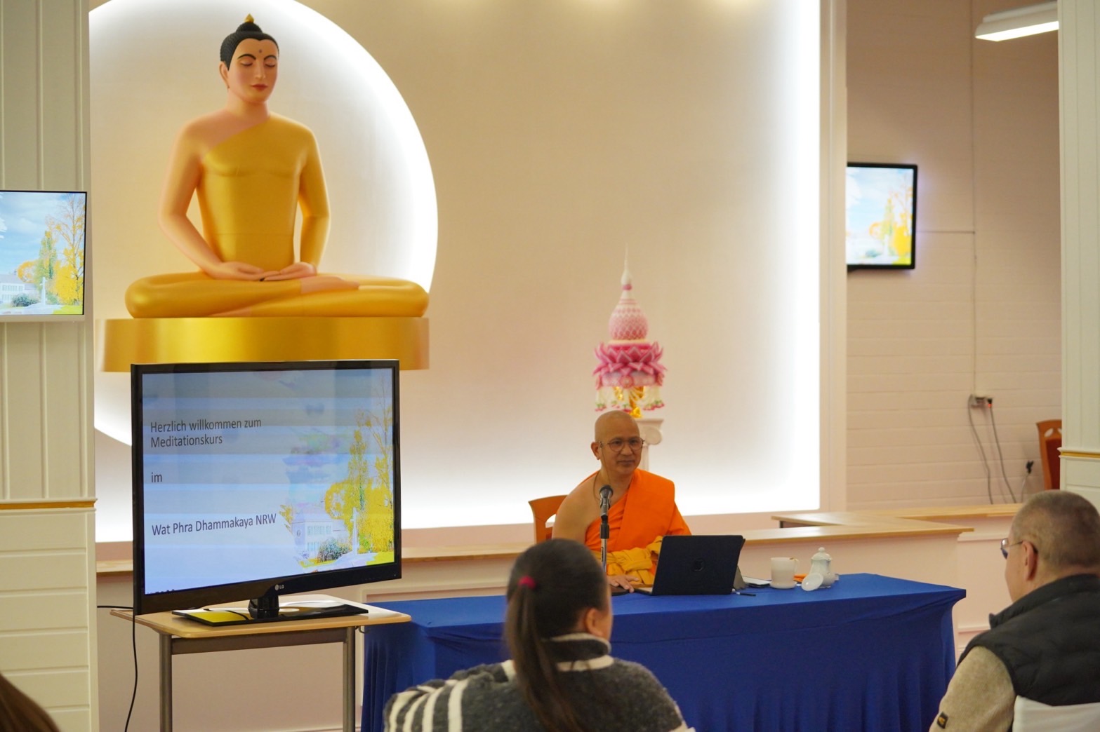 วัดพุทธนอร์ดไรน์ เวสฟาเลน จัดปฏิบัติธรรมชาวท้องถิ่น