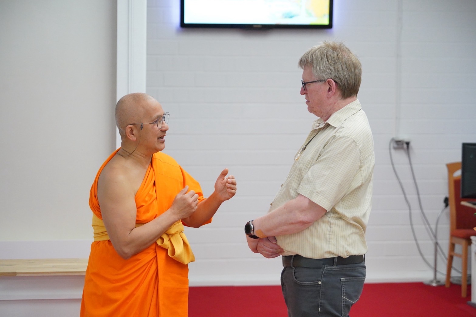 วัดพุทธนอร์ดไรน์ เวสฟาเลน จัดปฏิบัติธรรมชาวท้องถิ่น