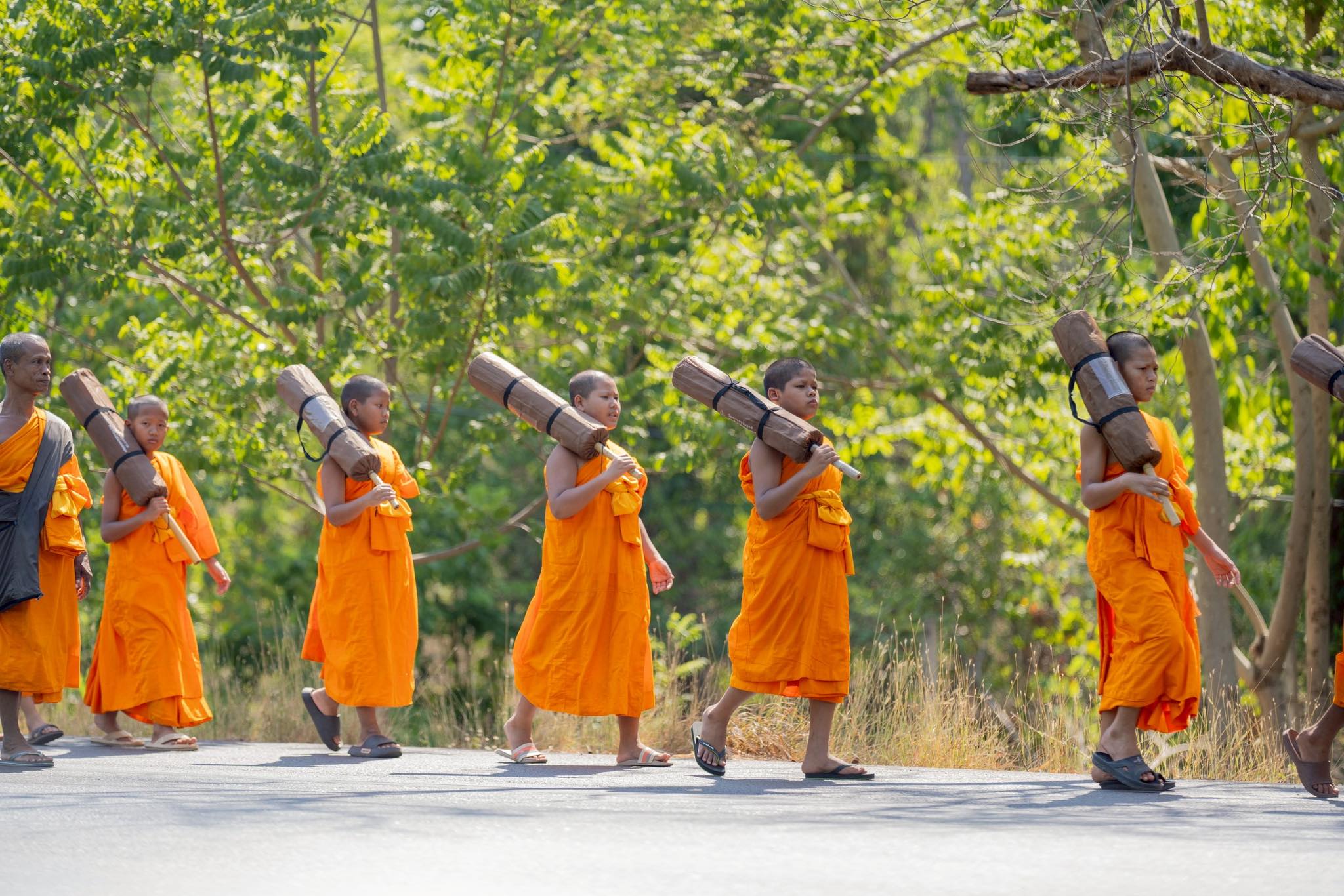 ศูนย์อบรมเยาวชนกาญจนบุรี จัดเดินธรรมยาตราโครงการบรรพชาสามเณรฟื้นฟูพระพุทธศาสนาทั่วไทย