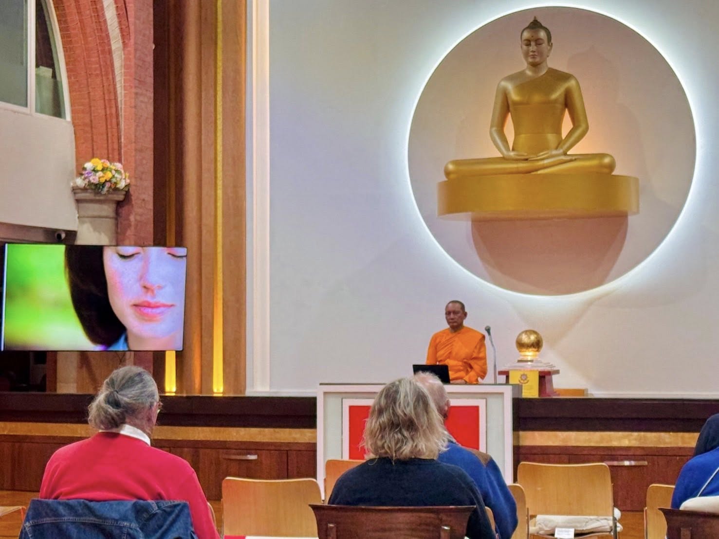วัดพระธรรมกายลอนดอน จัดชั้นเรียนสมาธิประจำสัปดาห์