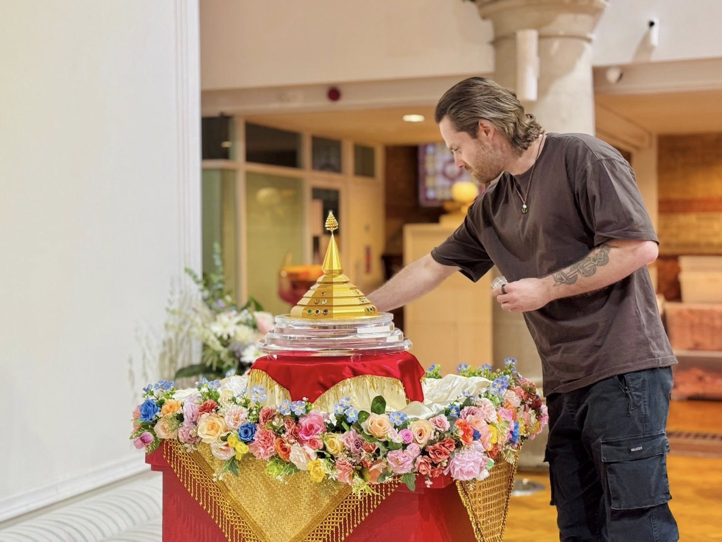 วัดพระธรรมกายลอนดอน จัดชั้นเรียนสมาธิประจำสัปดาห์