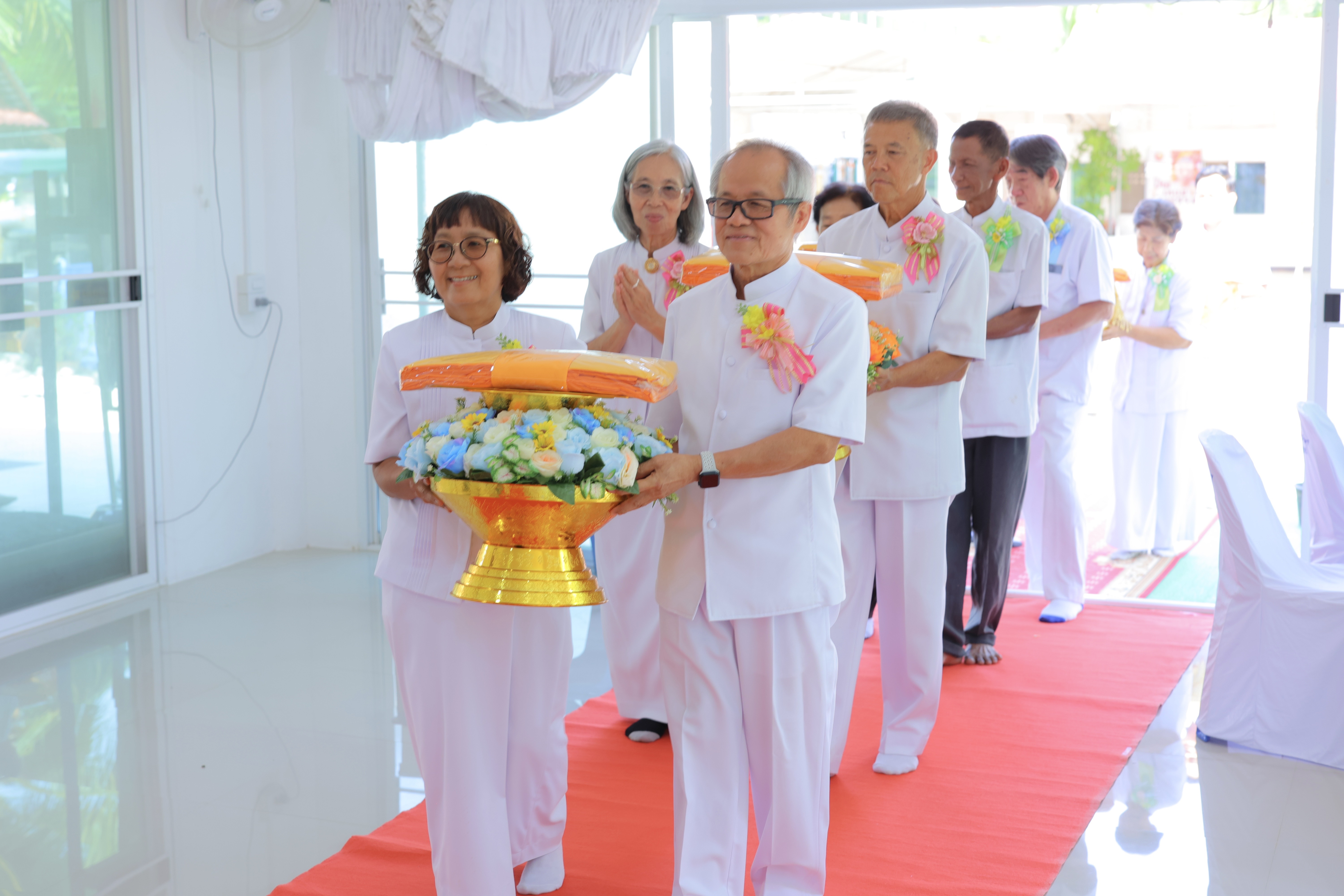 คณะเจ้าภาพร่วมทอดผ้าป่าสามัคคี เพื่อสร้างทุกสิ่ง ณ ศูนย์ปฏิบัติธรรมอัมพวา