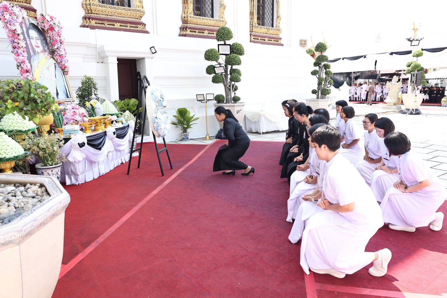 Dhammakaya Foundation co-hosts a merit-making ceremony for the Queen Mother at Dusit Maha Prasat Throne Hall