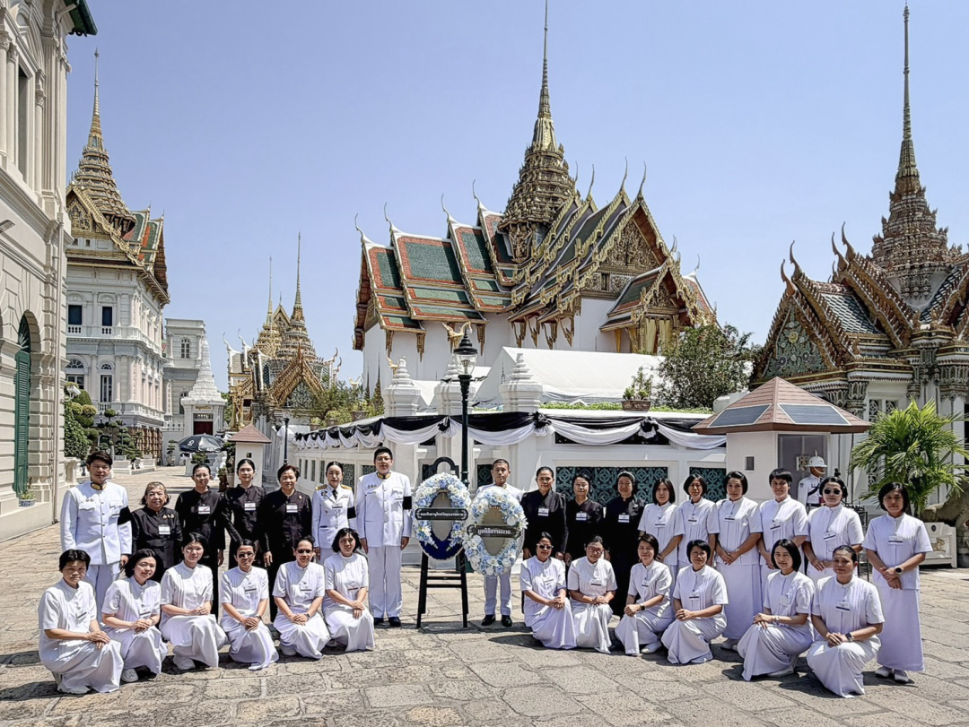 Dhammakaya Foundation co-hosts a merit-making ceremony for the Queen Mother at Dusit Maha Prasat Throne Hall