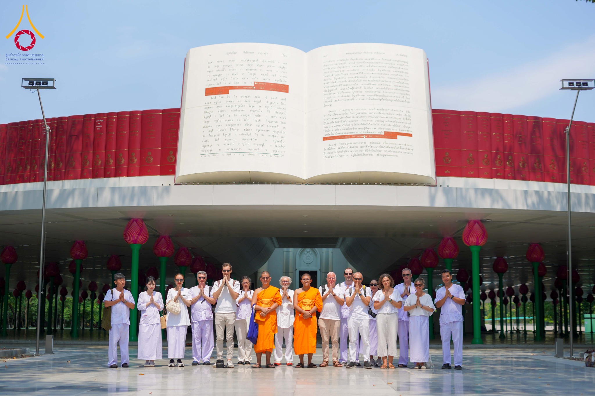ชาวต่างชาติ เดินทางมาเยี่ยมชมวัดพระธรรมกาย