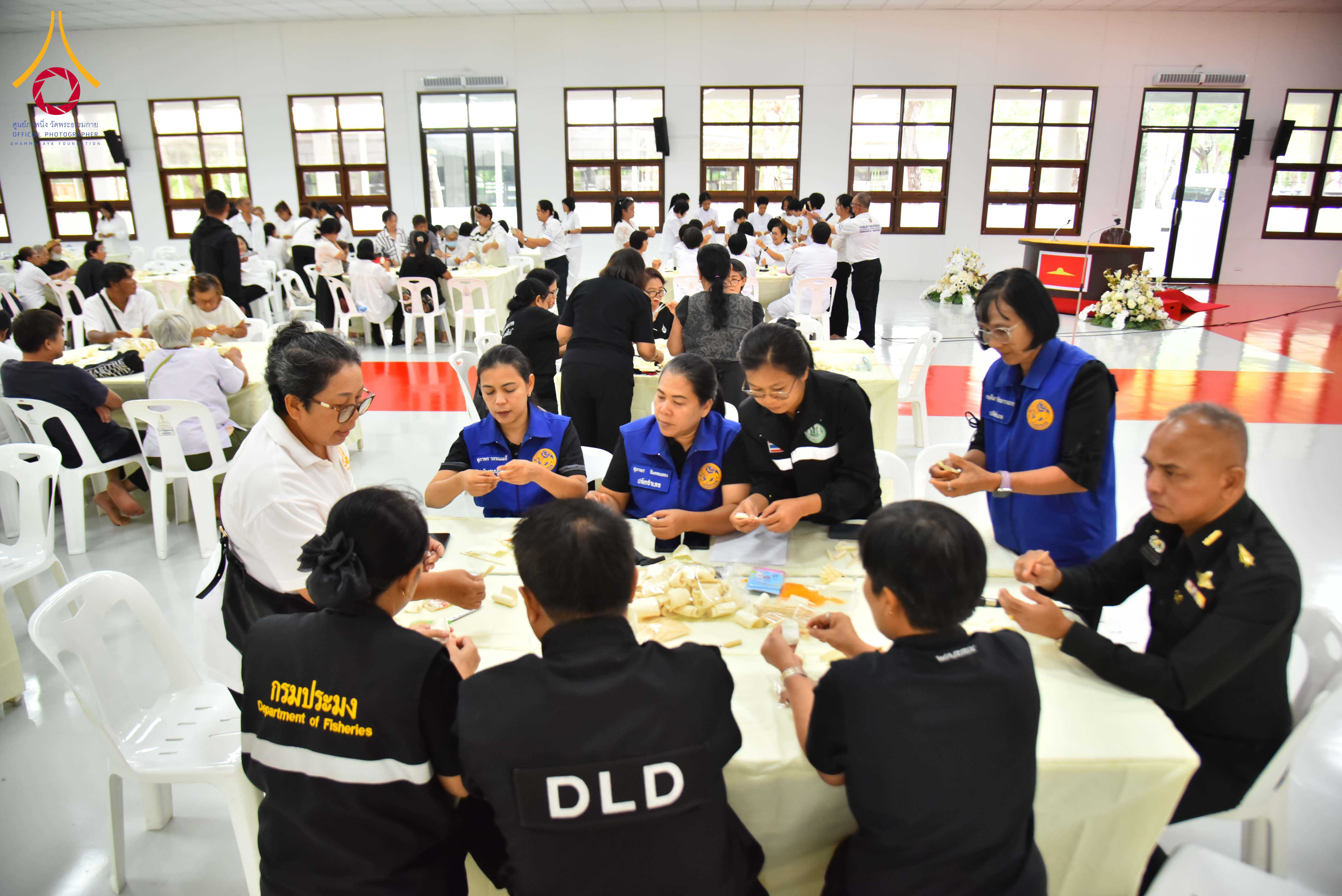 อำเภอคลองหลวง จัดกิจกรรมประดิษฐ์ดอกไม้จันทน์ ในงานพระราชพิธีถวายพระเพลิงพระบรมศพ สมเด็จพระพันปีหลวง