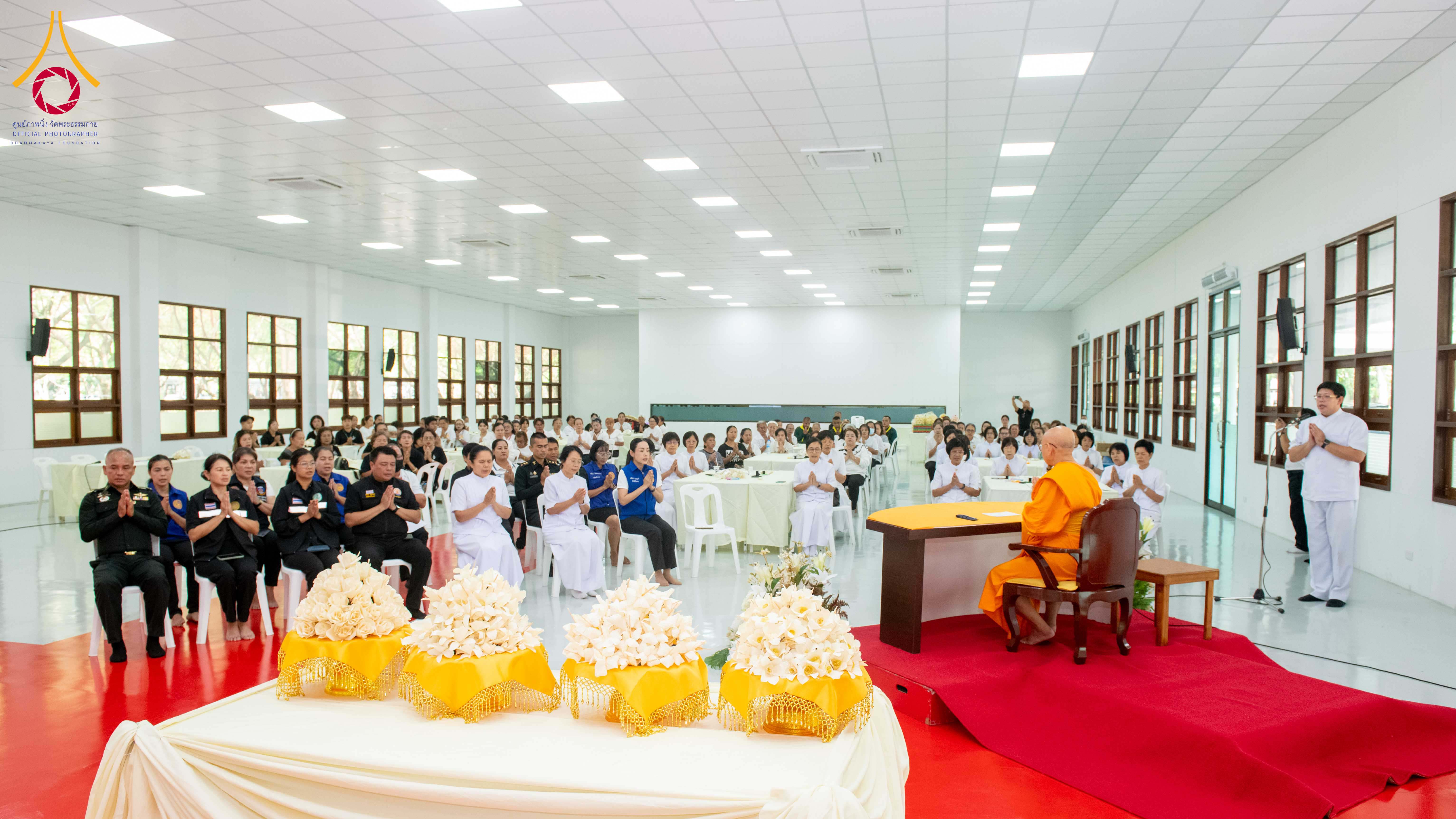 อำเภอคลองหลวง จัดกิจกรรมประดิษฐ์ดอกไม้จันทน์ ในงานพระราชพิธีถวายพระเพลิงพระบรมศพ สมเด็จพระพันปีหลวง