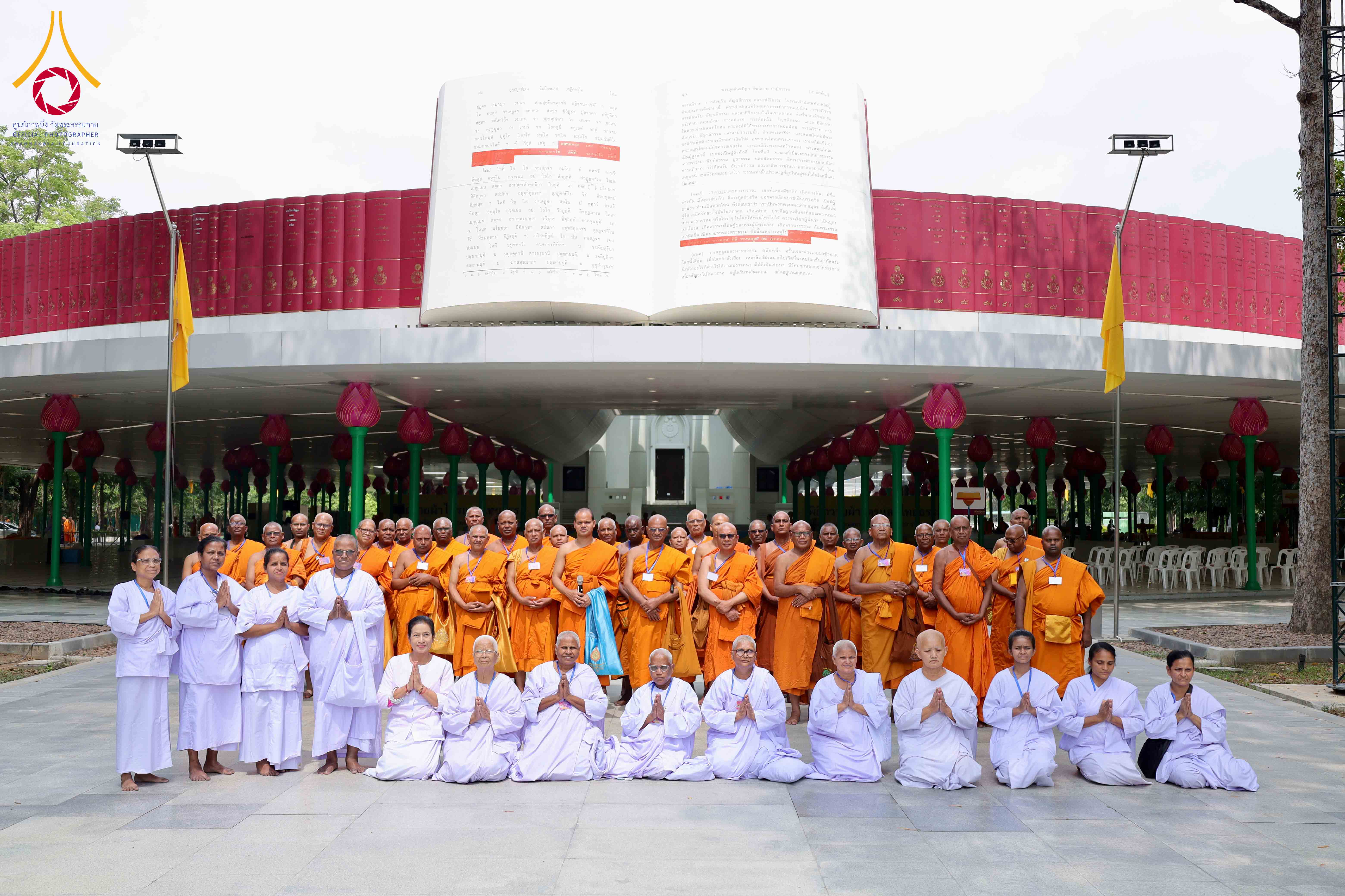 คณะสงฆ์จากเมียนมา และคณะอุบาสิกาจากอินเดีย มาเยี่ยมชมวัดพระธรรมกาย