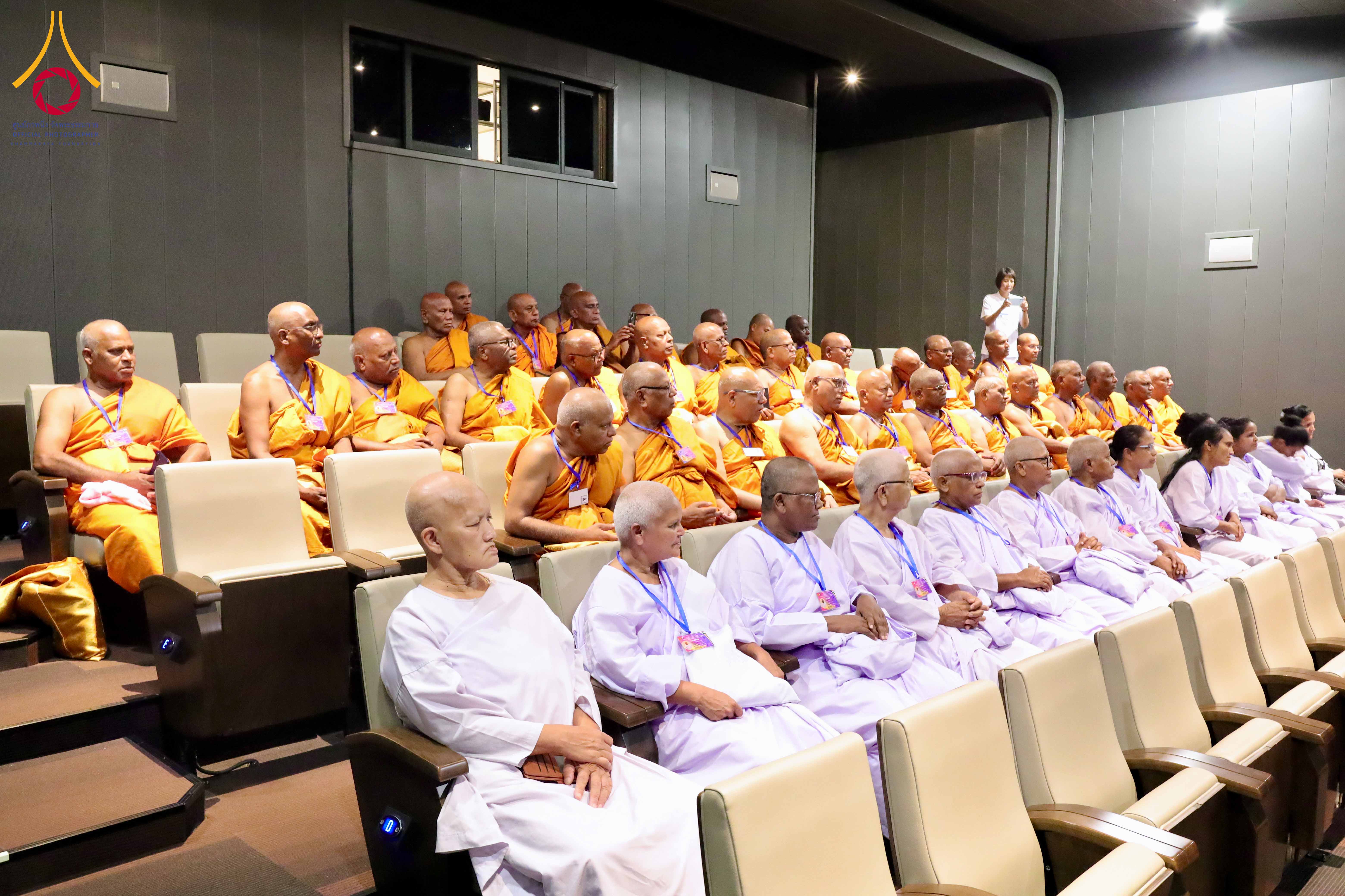คณะสงฆ์จากเมียนมา และคณะอุบาสิกาจากอินเดีย มาเยี่ยมชมวัดพระธรรมกาย