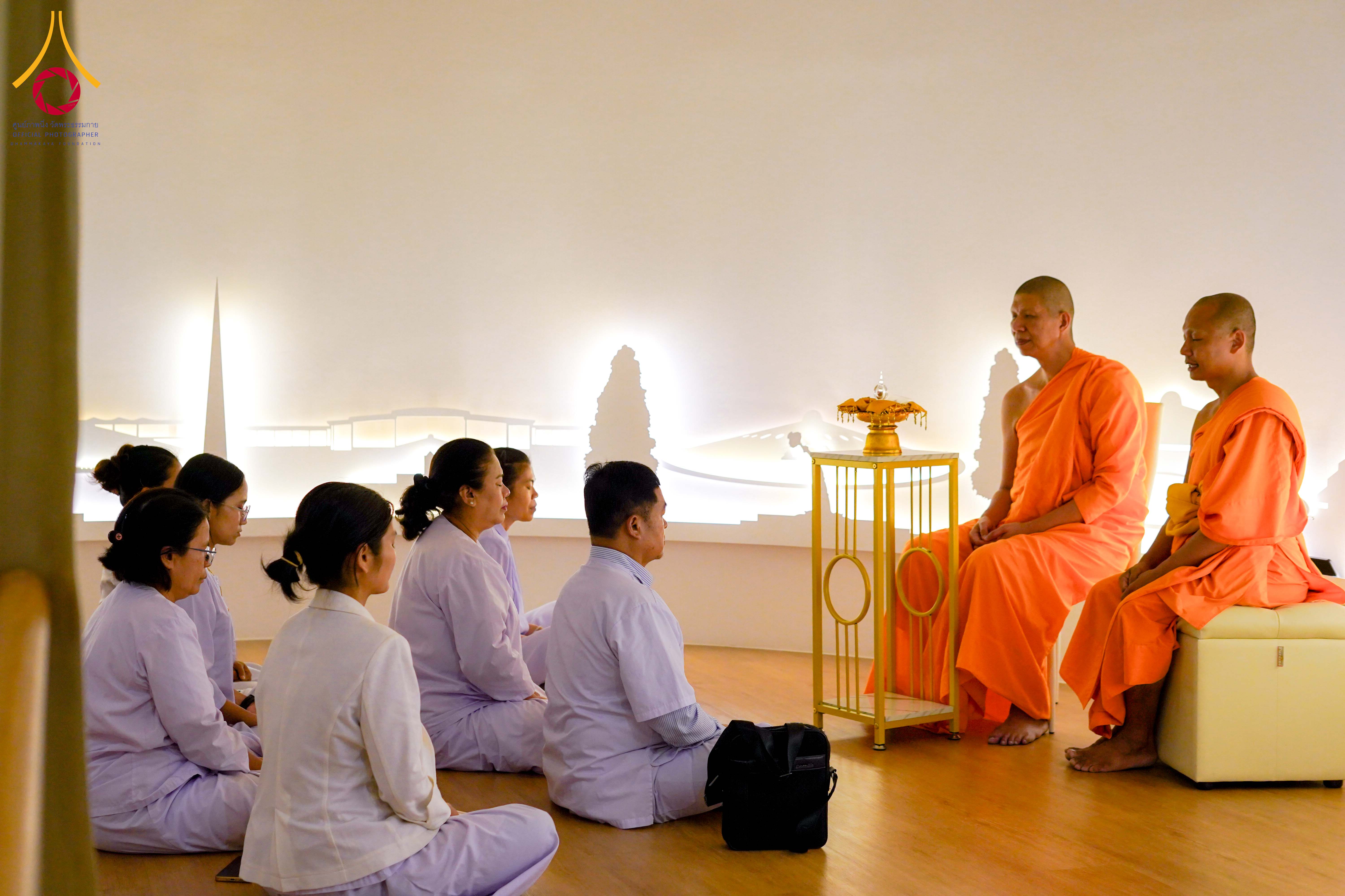 คณะสงฆ์จากเมียนมา และคณะอุบาสิกาจากอินเดีย มาเยี่ยมชมวัดพระธรรมกาย