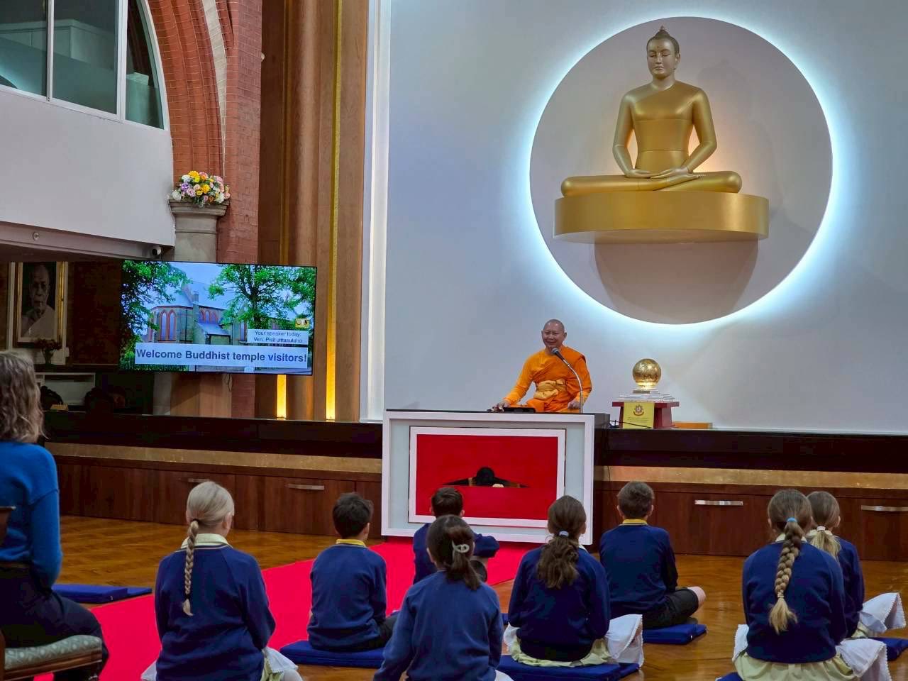 นักเรียน Duke of Kent School เดินทางมาเยี่ยมชมและเรียนรู้พระพุทธศาสนา ณ วัดพระธรรมกายลอนดอน