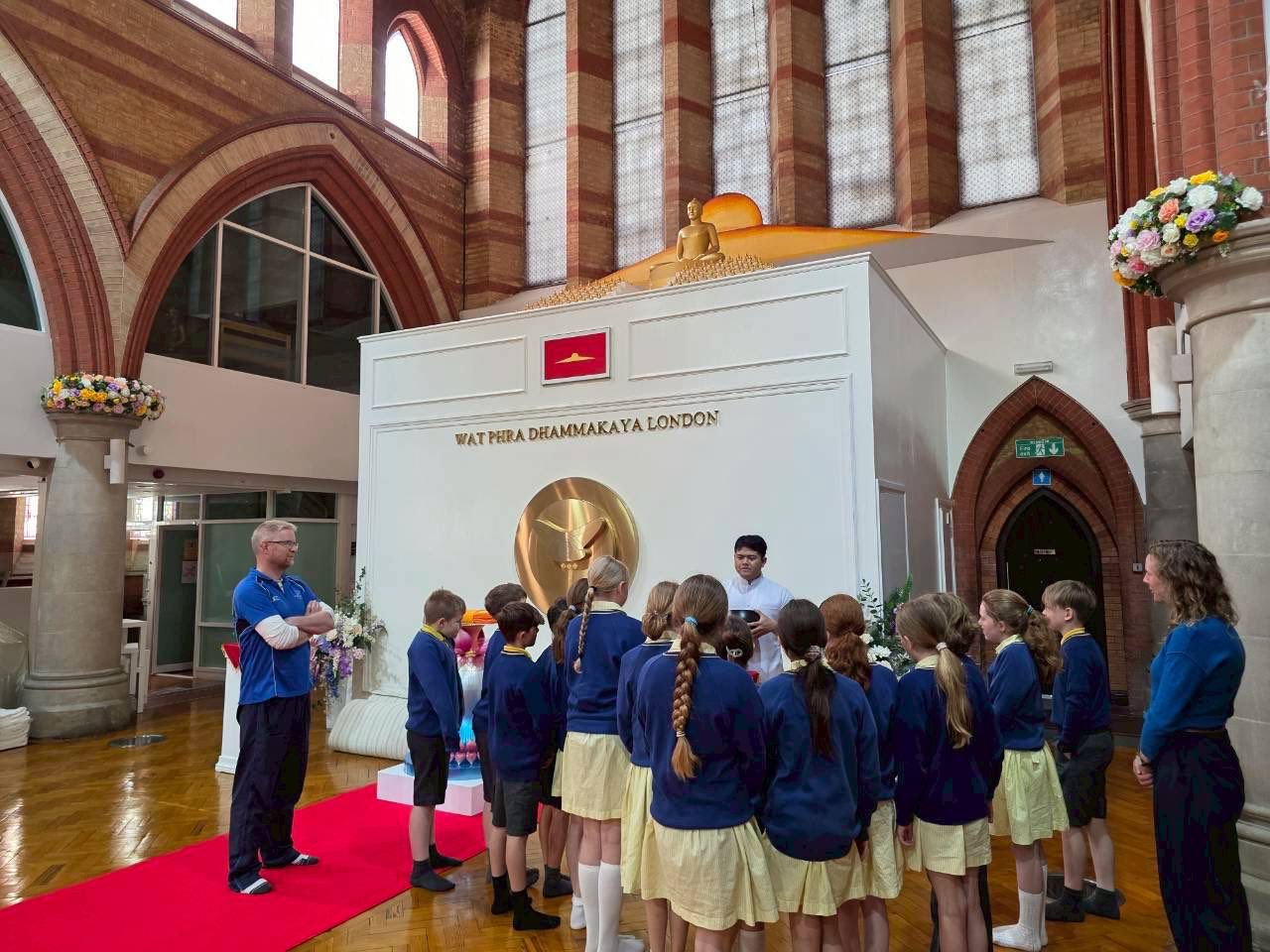 นักเรียน Duke of Kent School เดินทางมาเยี่ยมชมและเรียนรู้พระพุทธศาสนา ณ วัดพระธรรมกายลอนดอน