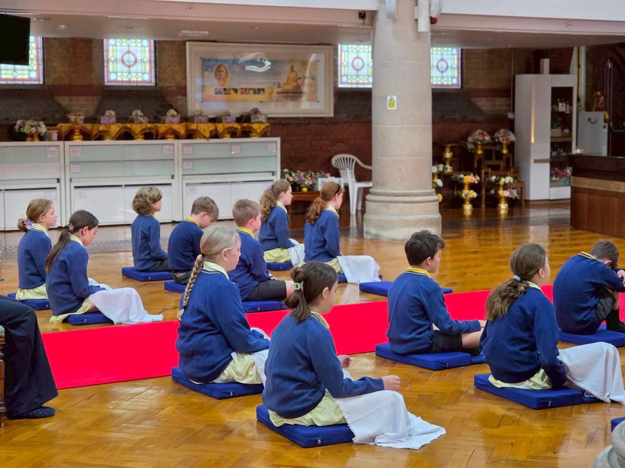 นักเรียน Duke of Kent School เดินทางมาเยี่ยมชมและเรียนรู้พระพุทธศาสนา ณ วัดพระธรรมกายลอนดอน