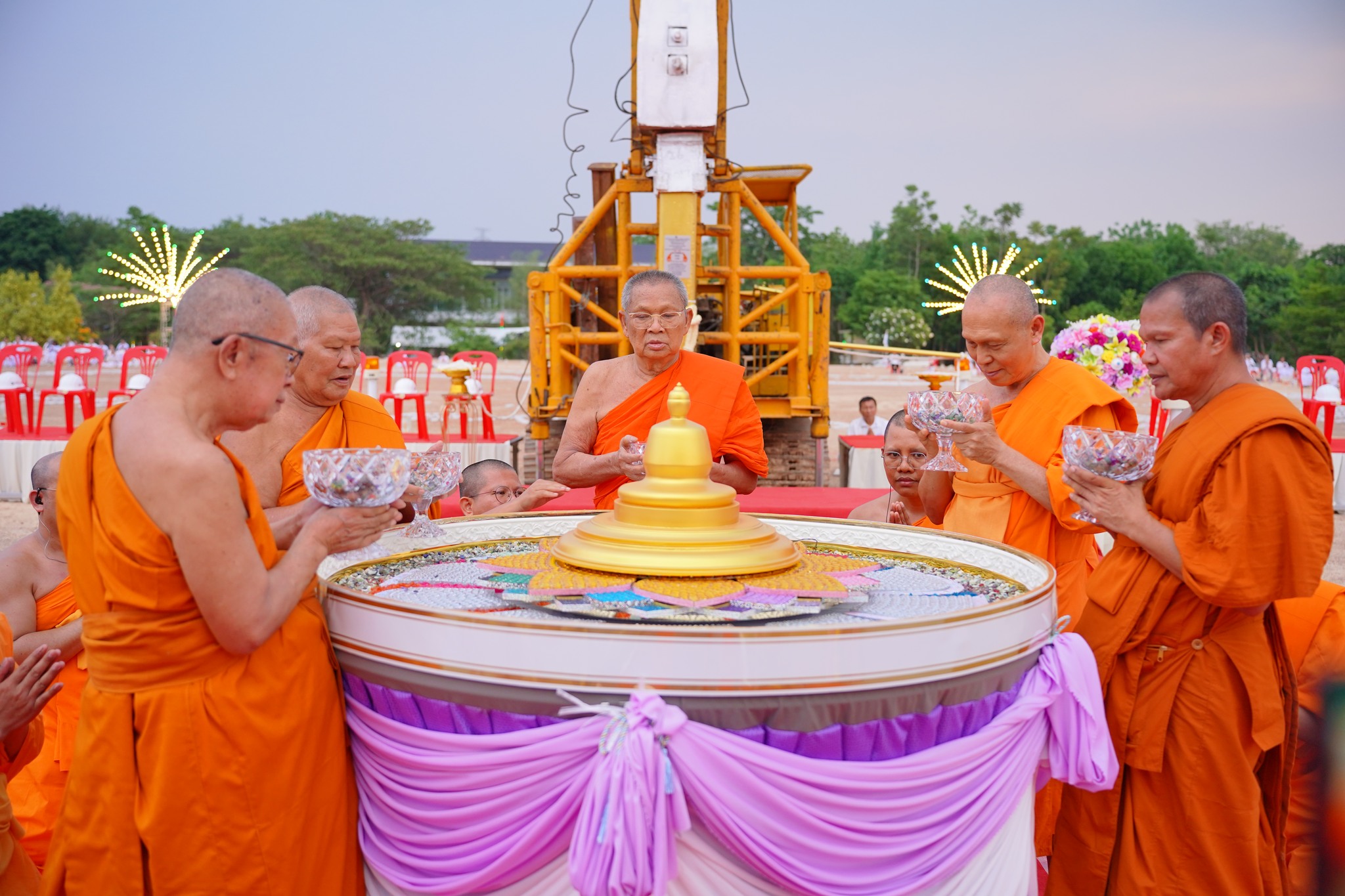 พิธีสถาปนา "องค์พระเจดีย์ เพื่อสันติภาพโลก" ณ ศูนย์ฝึกอบรมพุทธบุตรนานาชาติ จังหวัดปราจีนบุรี