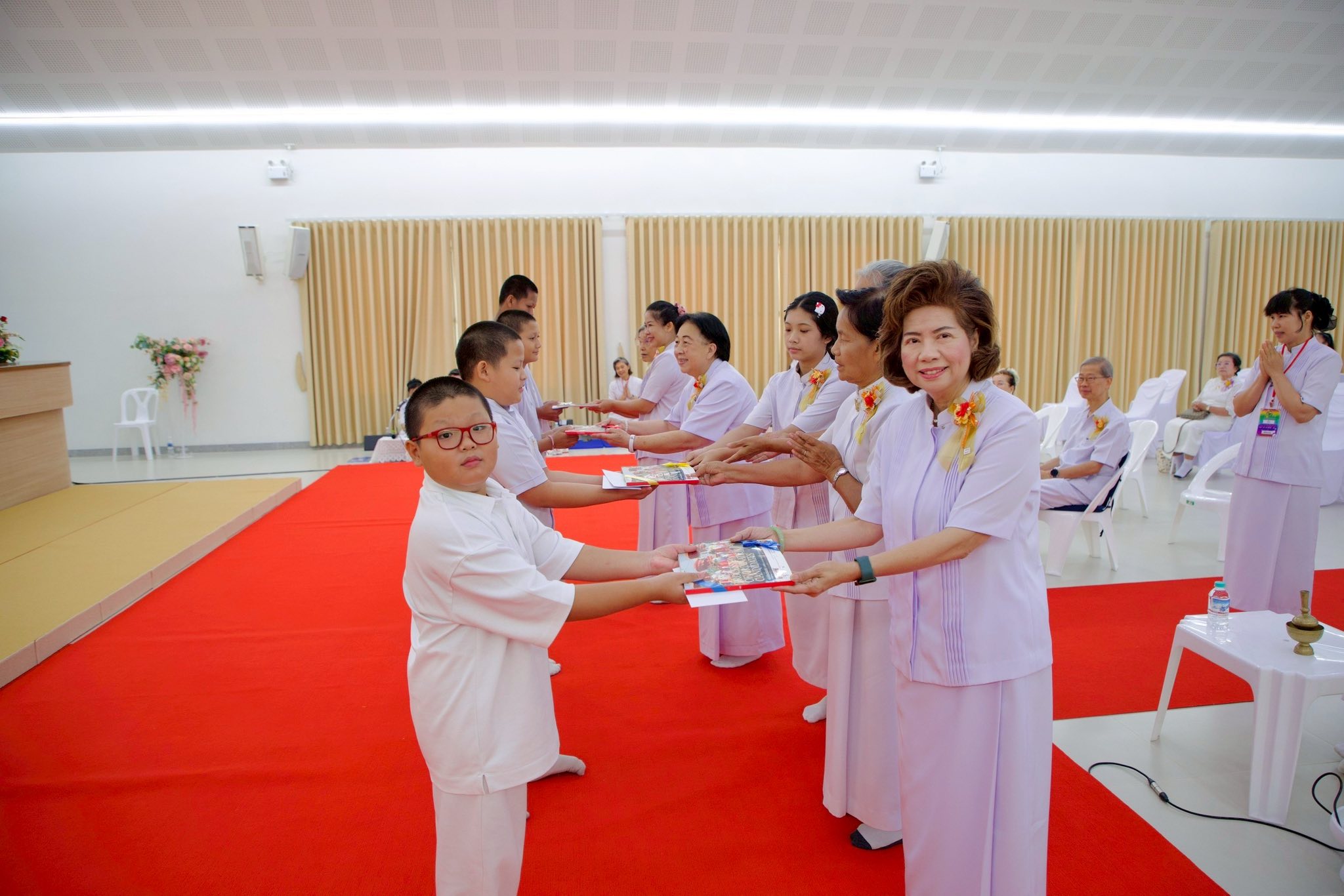 ศูนย์ปฏิบัติธรรมน้ำใสใจสว่าง จัดพิธีทอดผ้าป่าติดตั้งแผ่นพื้นสำเร็จโรงครัว-หอฉันฯ และมอบทุนการศึกษา