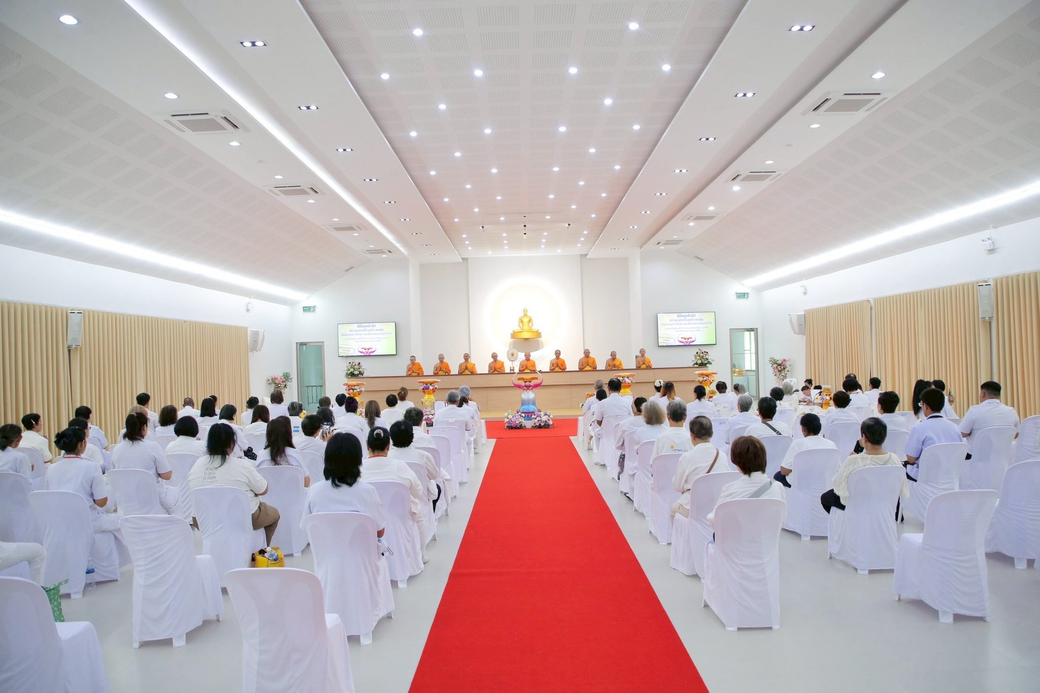 ศูนย์ปฏิบัติธรรมน้ำใสใจสว่าง จัดพิธีทอดผ้าป่าติดตั้งแผ่นพื้นสำเร็จโรงครัว-หอฉันฯ และมอบทุนการศึกษา