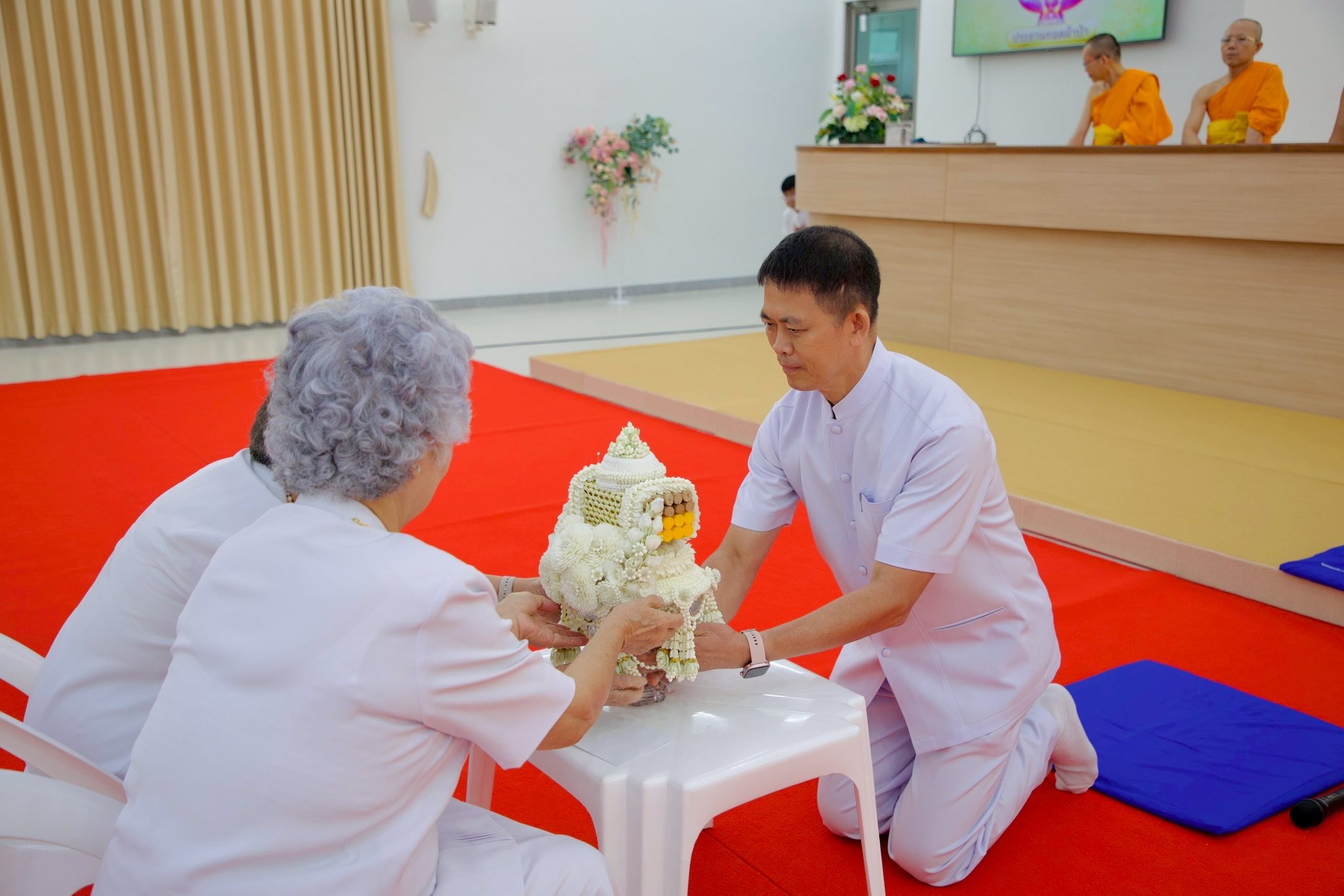 ศูนย์ปฏิบัติธรรมน้ำใสใจสว่าง จัดพิธีทอดผ้าป่าติดตั้งแผ่นพื้นสำเร็จโรงครัว-หอฉันฯ และมอบทุนการศึกษา