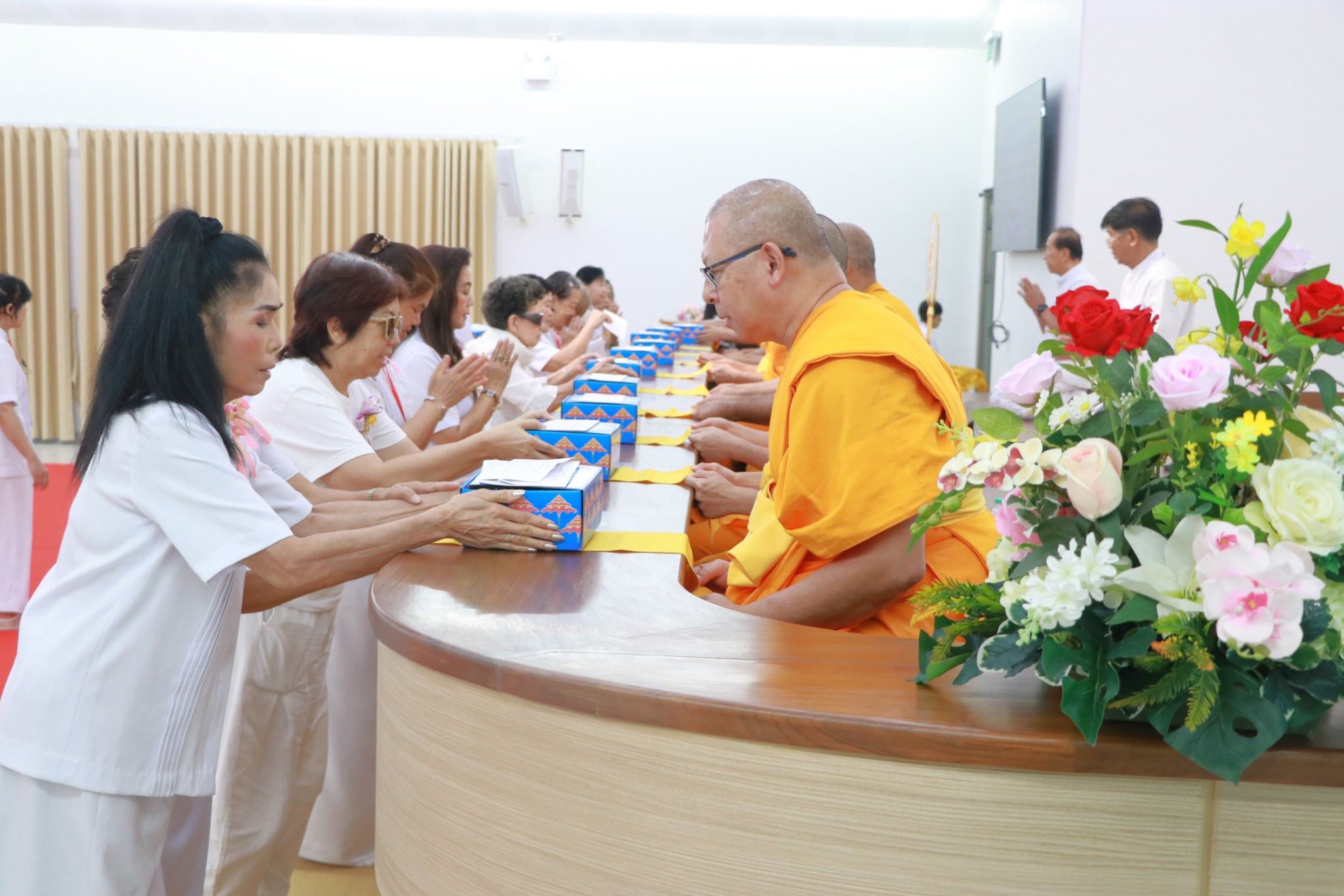 ศูนย์ปฏิบัติธรรมน้ำใสใจสว่าง จัดพิธีทอดผ้าป่าติดตั้งแผ่นพื้นสำเร็จโรงครัว-หอฉันฯ และมอบทุนการศึกษา