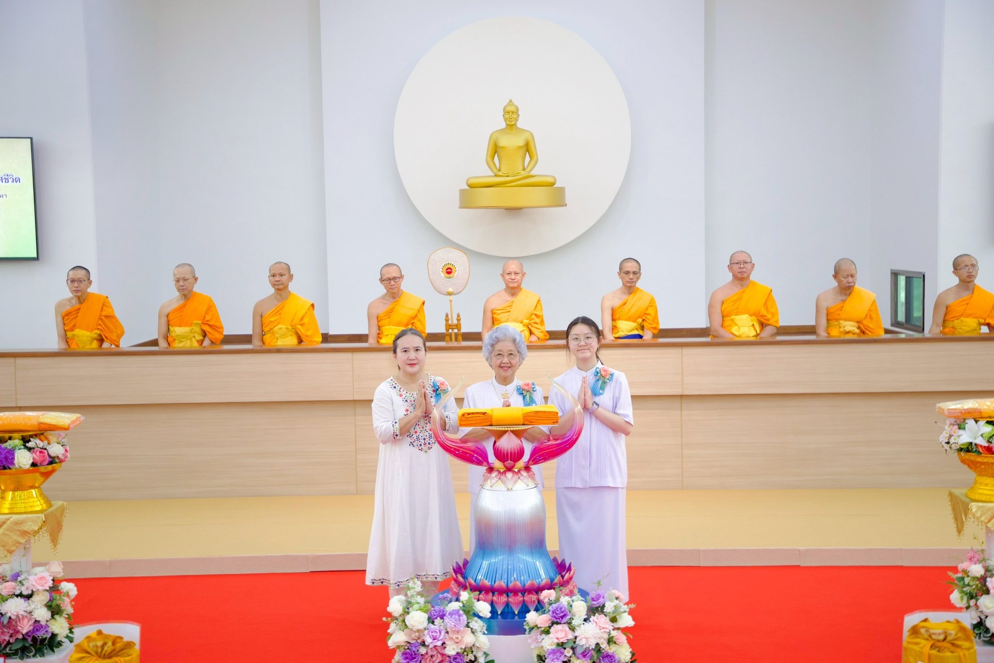 ศูนย์ปฏิบัติธรรมน้ำใสใจสว่าง จัดพิธีทอดผ้าป่าติดตั้งแผ่นพื้นสำเร็จโรงครัว-หอฉันฯ และมอบทุนการศึกษา
