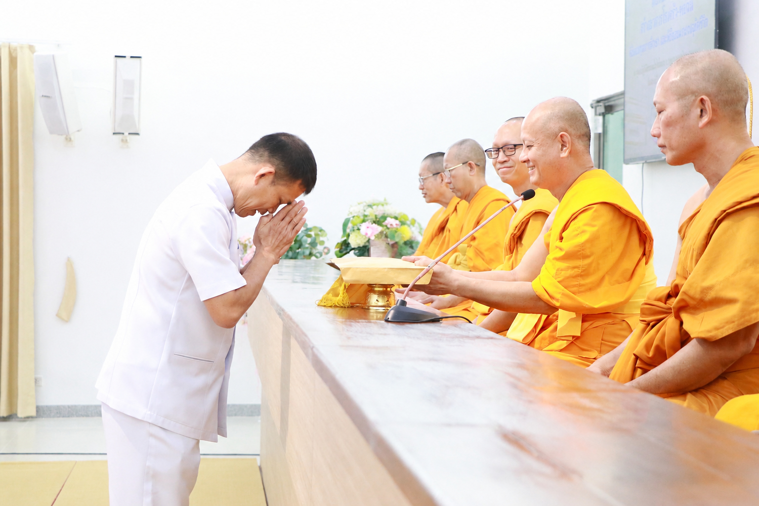 ศูนย์ปฏิบัติธรรมน้ำใสใจสว่าง จัดพิธีทอดผ้าป่าติดตั้งแผ่นพื้นสำเร็จโรงครัว-หอฉันฯ และมอบทุนการศึกษา