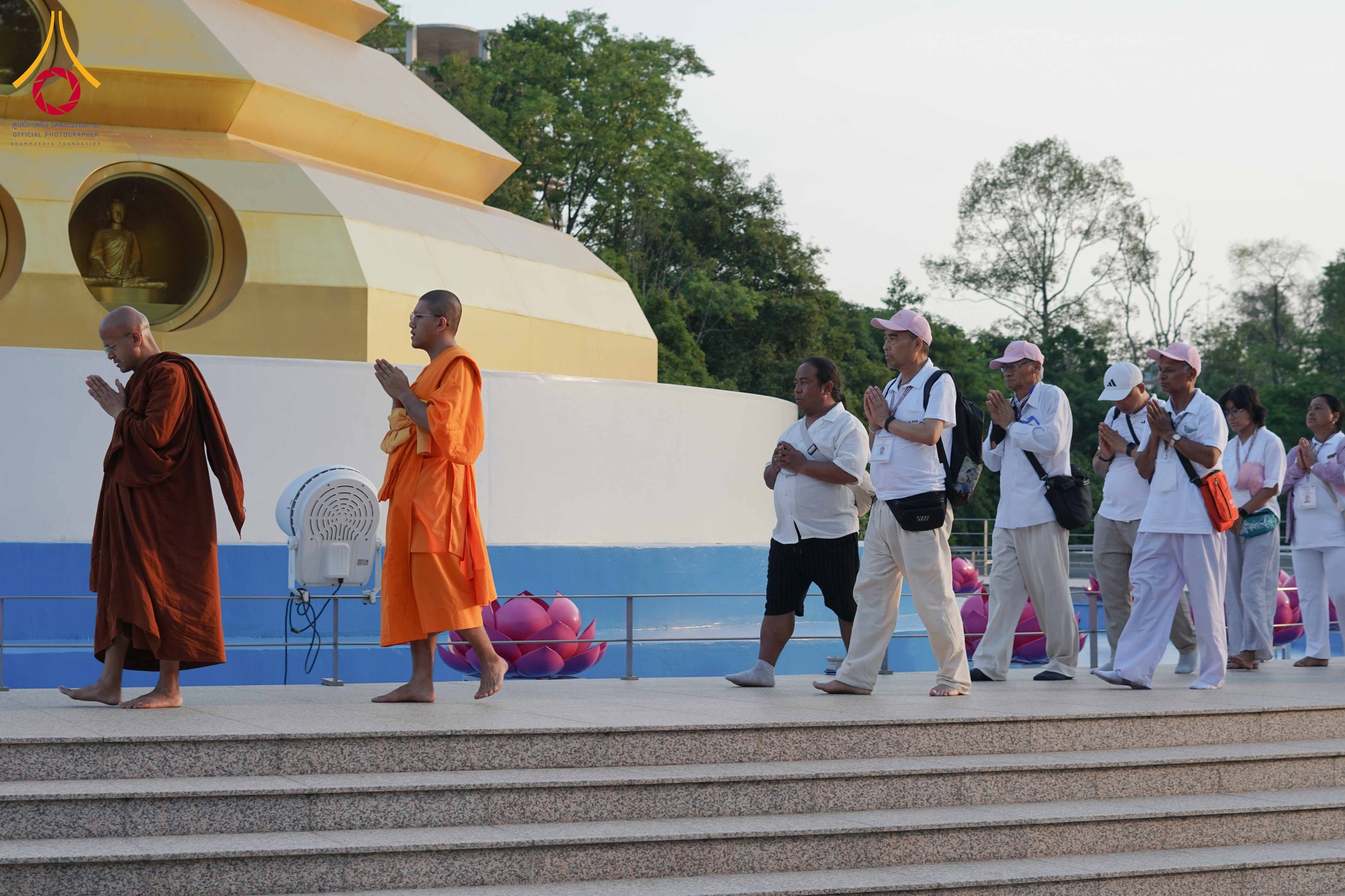 ชาวต่างชาติจากประเทศศรีลังกา อิตาลี และเนปาล เยี่ยมชมวัดพระธรรมกาย