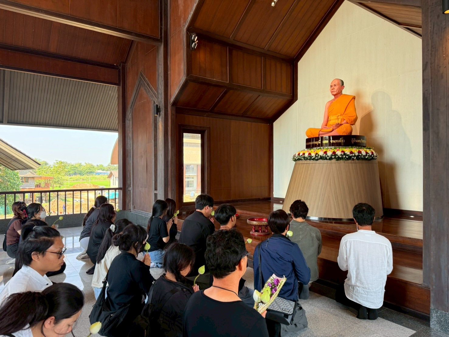 นักศึกษาสาขาวิชาสถาปัตยกรรม มหาวิทยาลัยเทคโนโลยีราชมงคลธัญบุรี มาเยี่ยมชมศูนย์ปฏิบัติธรรมอุทัยแสง