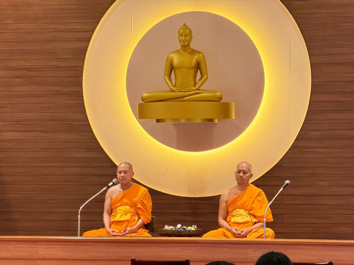 นักศึกษาสาขาวิชาสถาปัตยกรรม มหาวิทยาลัยเทคโนโลยีราชมงคลธัญบุรี มาเยี่ยมชมศูนย์ปฏิบัติธรรมอุทัยแสง