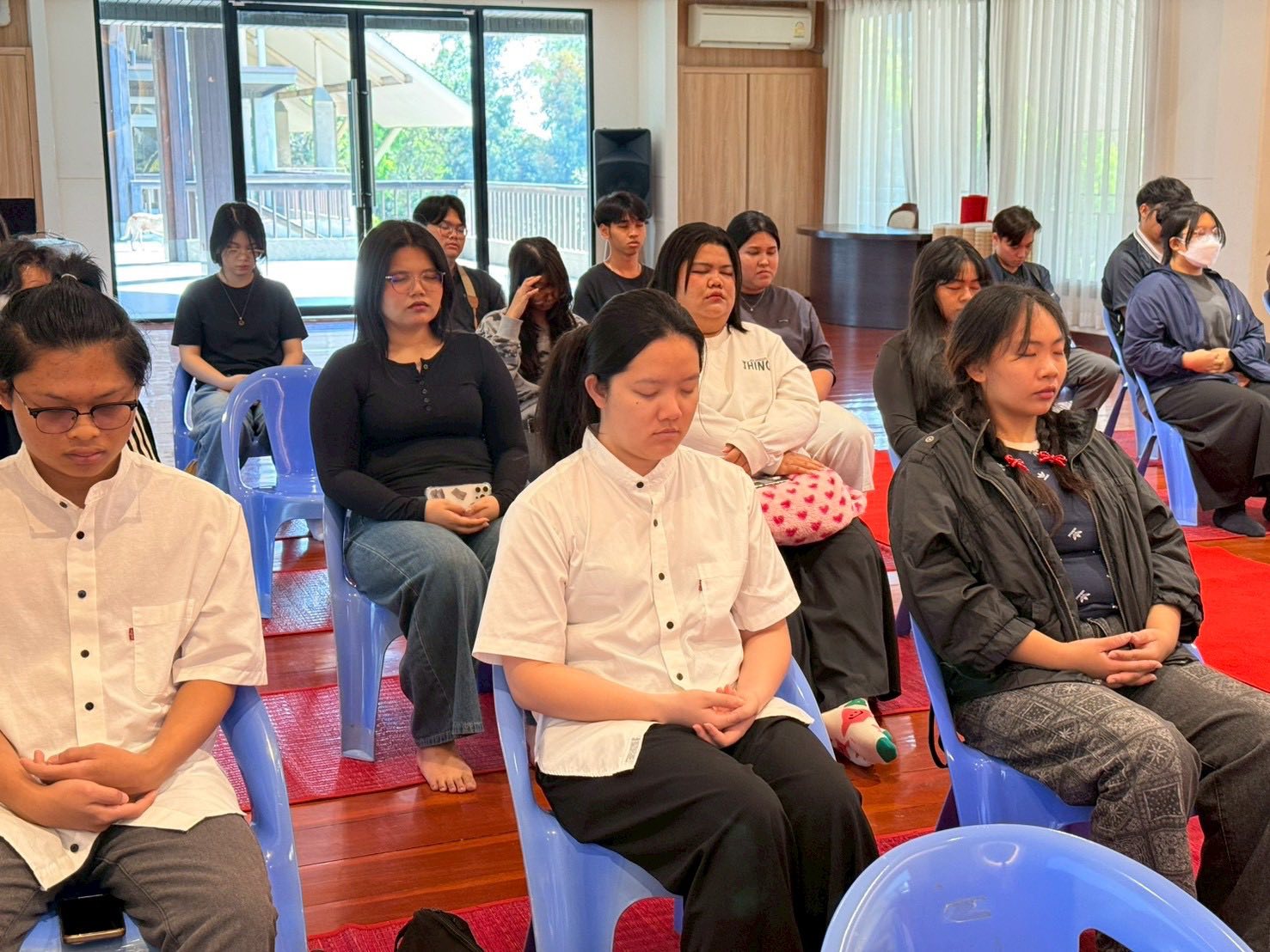นักศึกษาสาขาวิชาสถาปัตยกรรม มหาวิทยาลัยเทคโนโลยีราชมงคลธัญบุรี มาเยี่ยมชมศูนย์ปฏิบัติธรรมอุทัยแสง