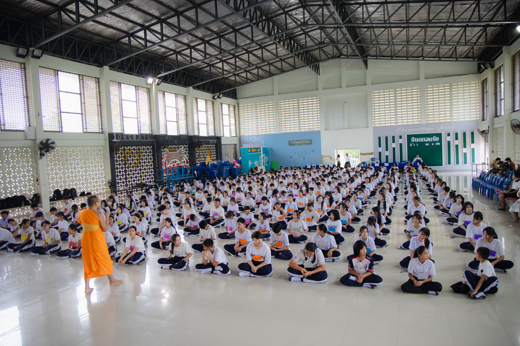 คณะสงฆ์ศูนย์ปฏิบัติธรรมแก้วเมืองเลย ร่วมกับ โรงเรียนภูเรือวิทยา จัดอบรมคุณธรรม จริยธรรม ต้อนรับนักเรียนใหม่ 