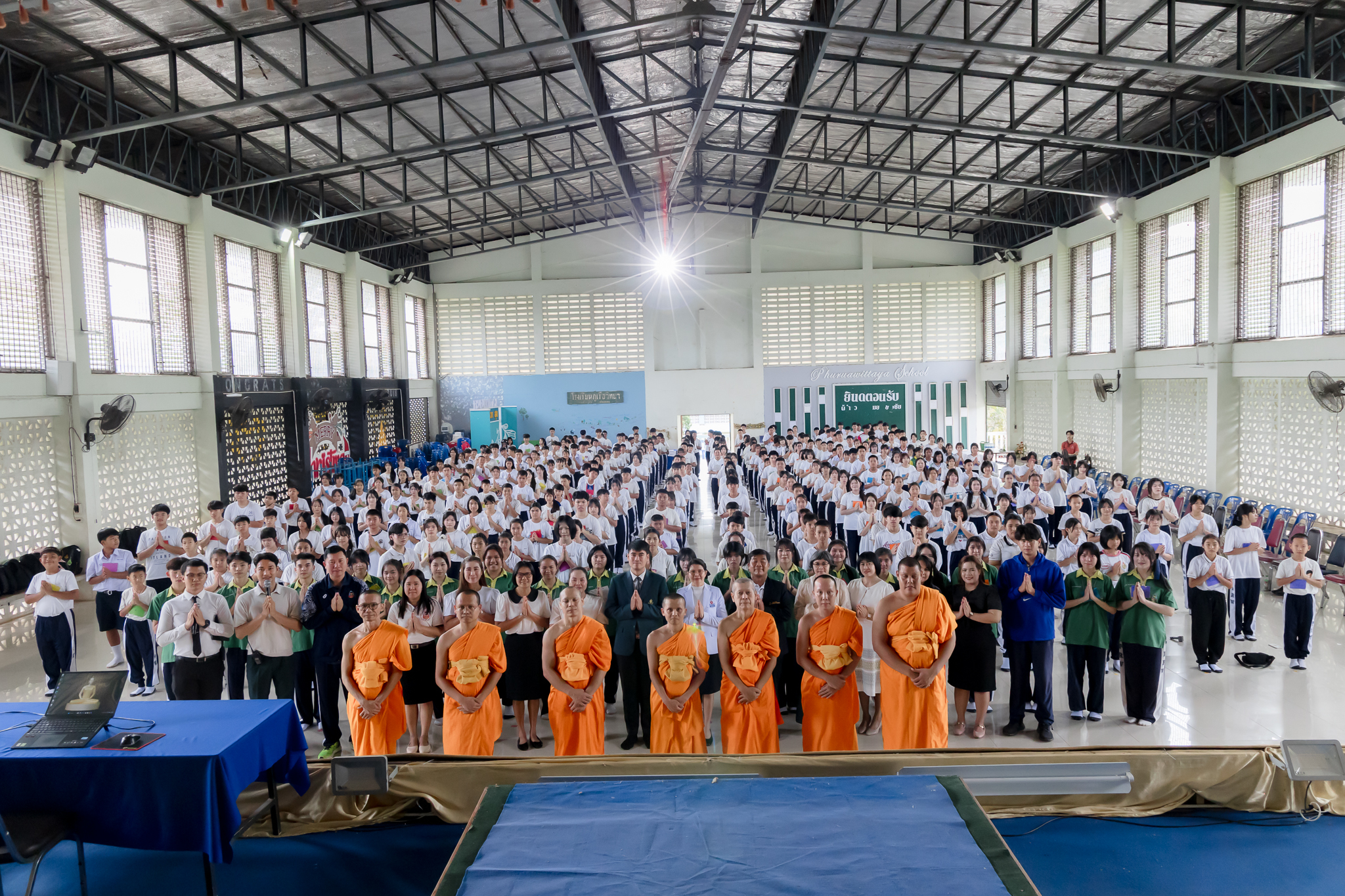 คณะสงฆ์ศูนย์ปฏิบัติธรรมแก้วเมืองเลย ร่วมกับ โรงเรียนภูเรือวิทยา จัดอบรมคุณธรรม จริยธรรม ต้อนรับนักเรียนใหม่ 