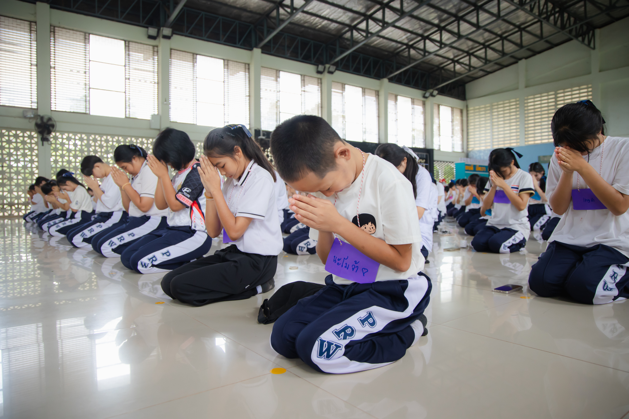 คณะสงฆ์ศูนย์ปฏิบัติธรรมแก้วเมืองเลย ร่วมกับ โรงเรียนภูเรือวิทยา จัดอบรมคุณธรรม จริยธรรม ต้อนรับนักเรียนใหม่ 