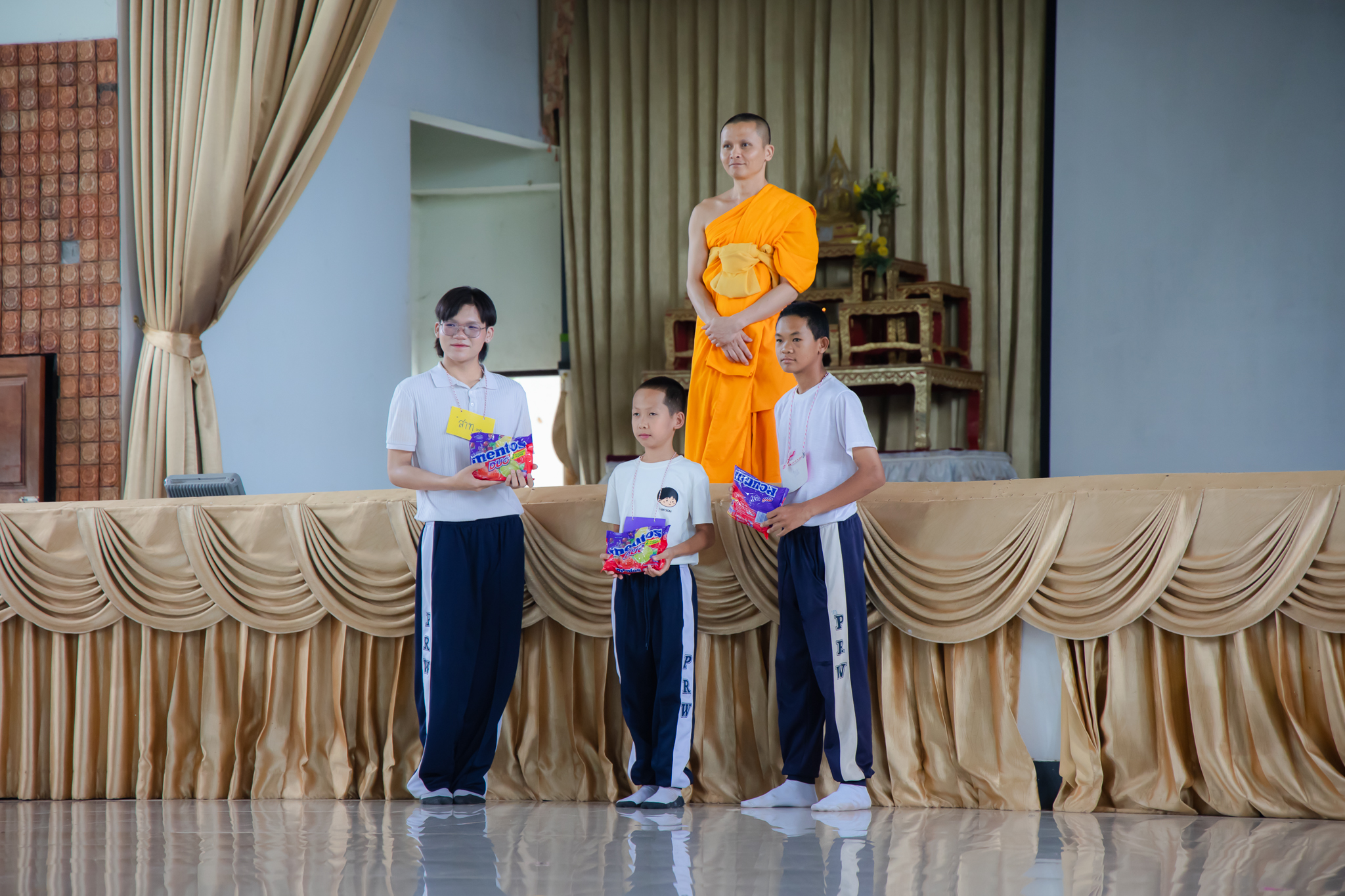 คณะสงฆ์ศูนย์ปฏิบัติธรรมแก้วเมืองเลย ร่วมกับ โรงเรียนภูเรือวิทยา จัดอบรมคุณธรรม จริยธรรม ต้อนรับนักเรียนใหม่ 