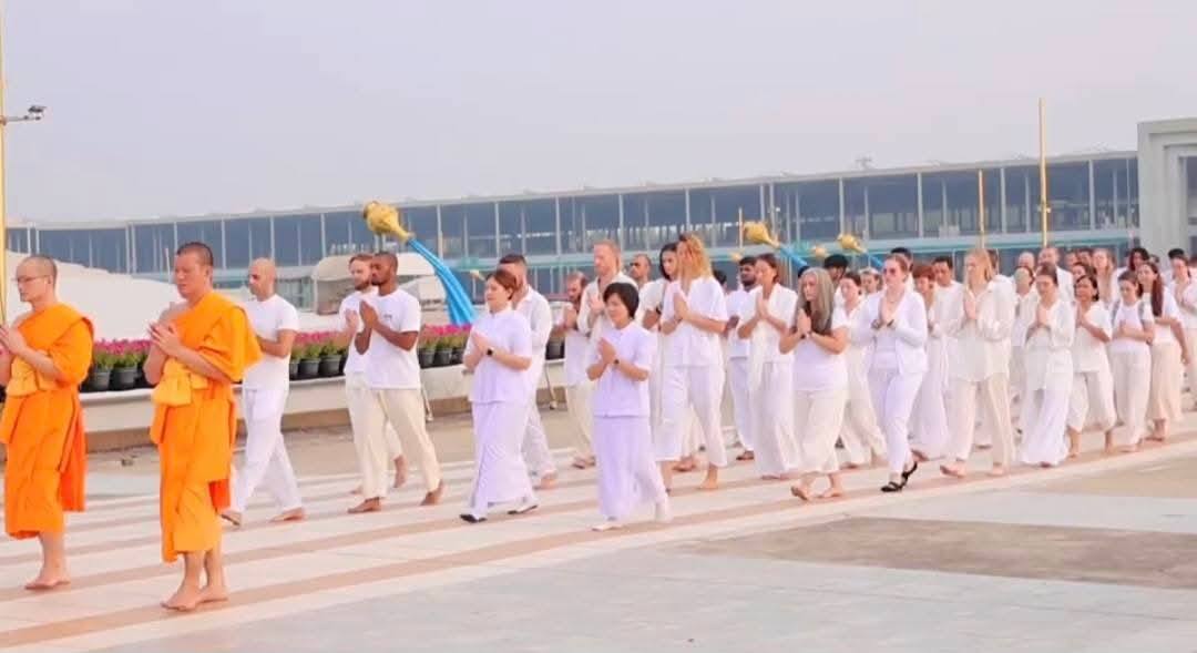 ชาวต่างชาติ จาก 38 ประเทศทั่วโลก ร่วมนั่งสมาธิและเดินเวียนประทักษิณ ณ พระมหาธรรมกายเจดีย์