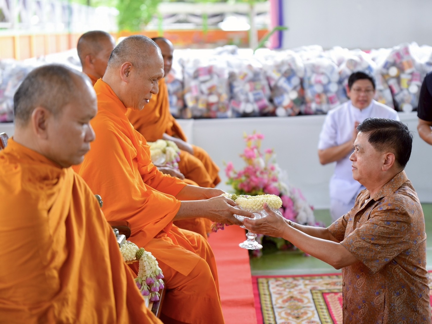 วัดพระธรรมกาย มูลนิธิธรรมกาย และคณะศิษย์ ร่วมสนับสนุนโครงการ “นั่งสุข ลุกสบาย”