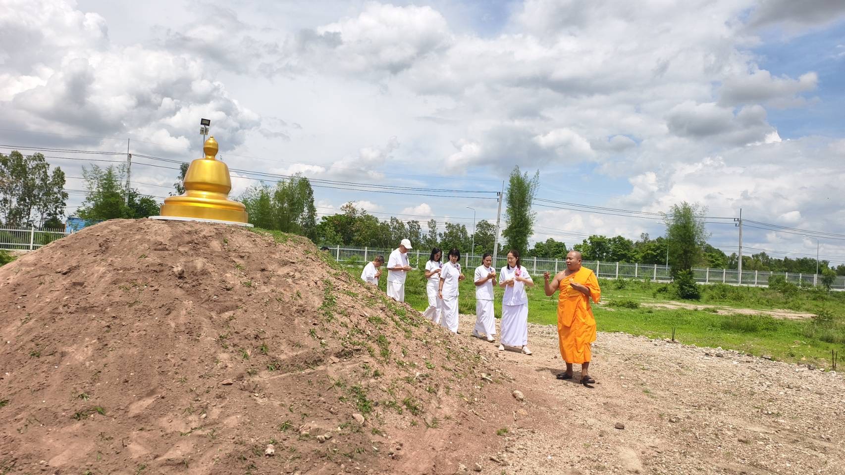 ธุดงคสถานนครสวรรค์ จัดพิธีทอดผ้าป่าสร้างองค์พระเจดีย์
