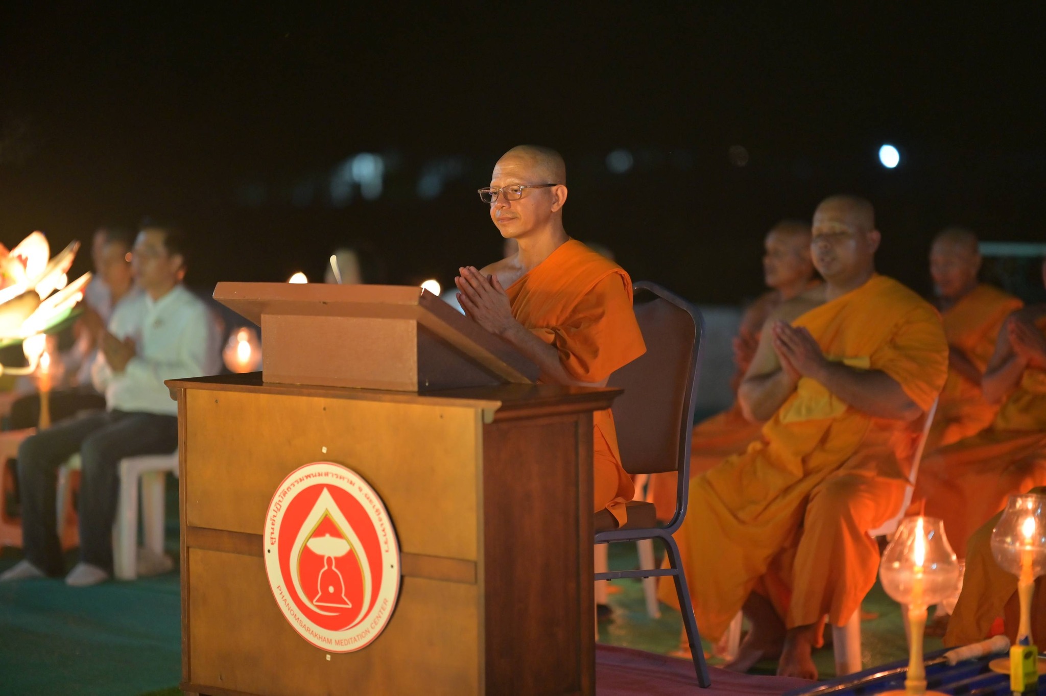 ศูนย์ปฏิบัติธรรมพนมสารคาม จัดพิธีจุดประทีปและเดินเวียนประทักษิณ เนื่องในวันพระ