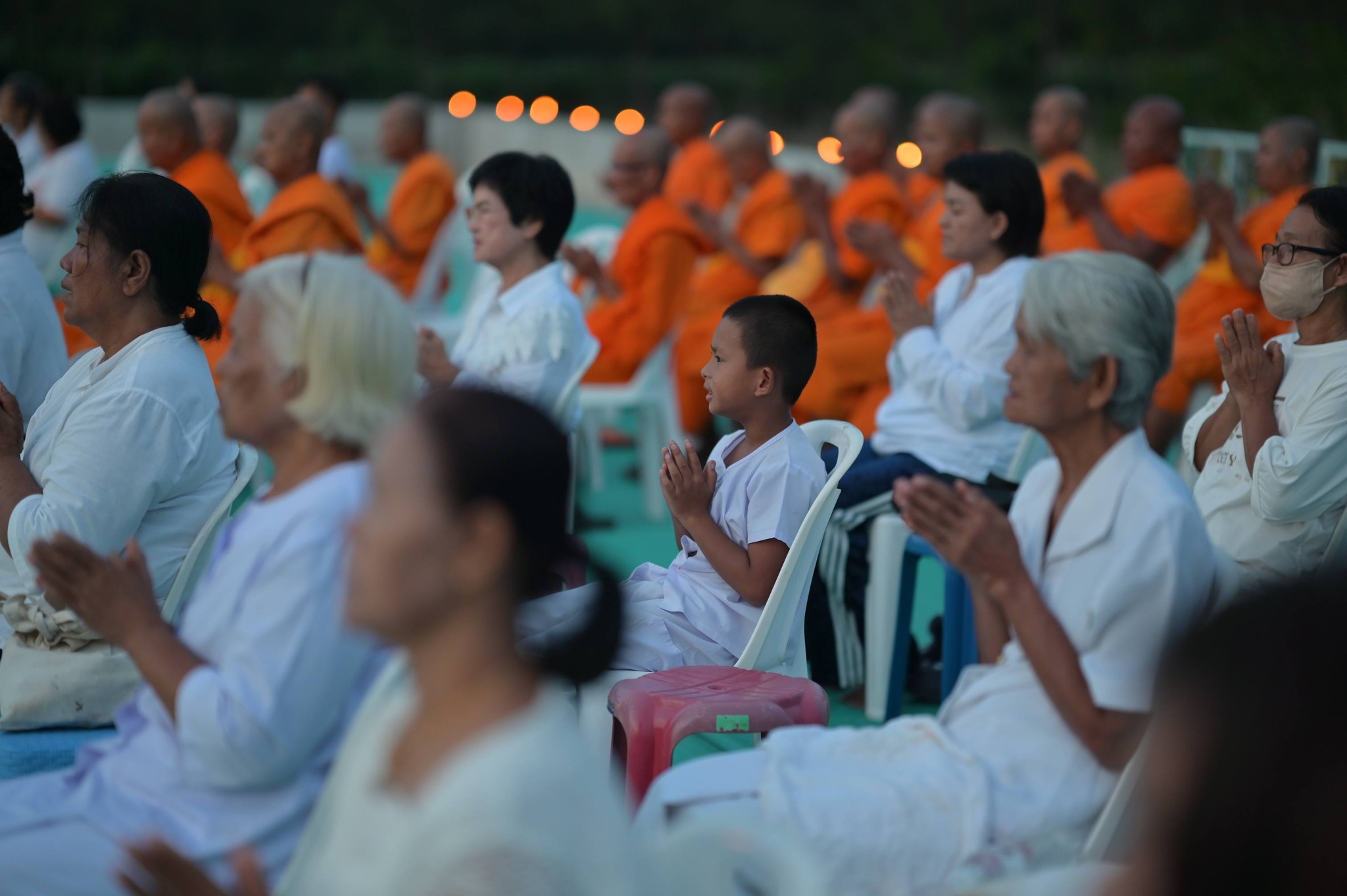 ศูนย์ปฏิบัติธรรมพนมสารคาม จัดพิธีจุดประทีปและเดินเวียนประทักษิณ เนื่องในวันพระ