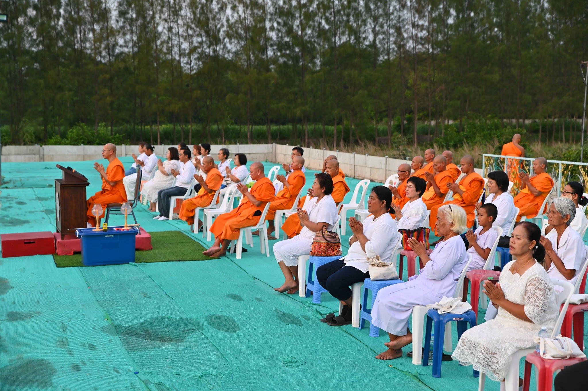 ศูนย์ปฏิบัติธรรมพนมสารคาม จัดพิธีจุดประทีปและเดินเวียนประทักษิณ เนื่องในวันพระ