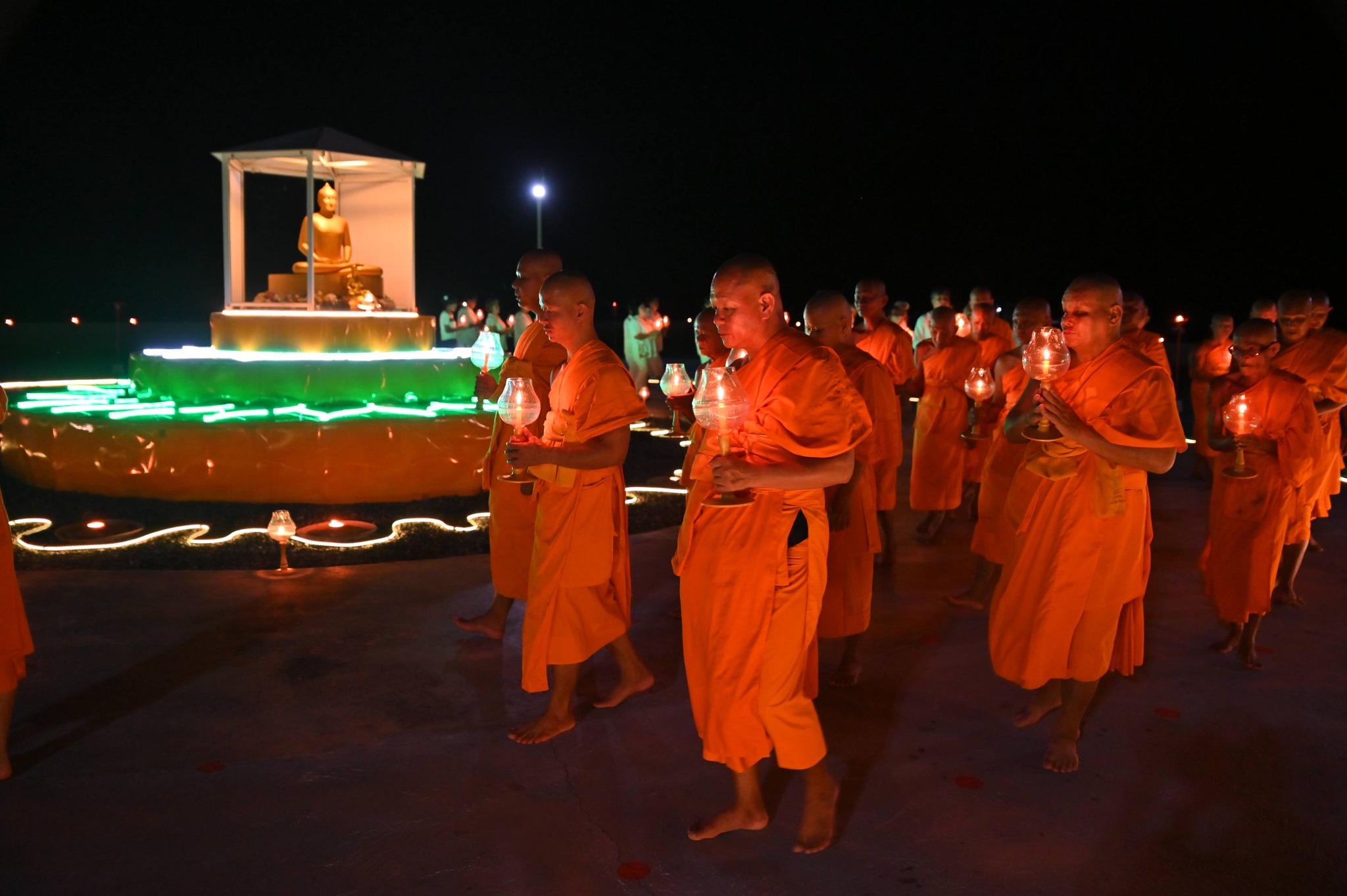 ศูนย์ปฏิบัติธรรมพนมสารคาม จัดพิธีจุดประทีปและเดินเวียนประทักษิณ เนื่องในวันพระ