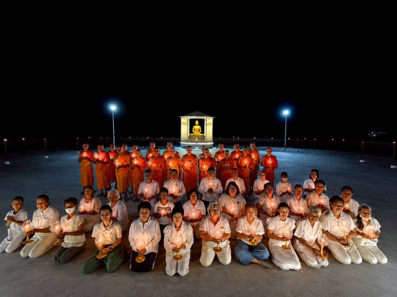 ศูนย์ปฏิบัติธรรมพนมสารคาม จัดพิธีจุดประทีปและเดินเวียนประทักษิณ เนื่องในวันพระ