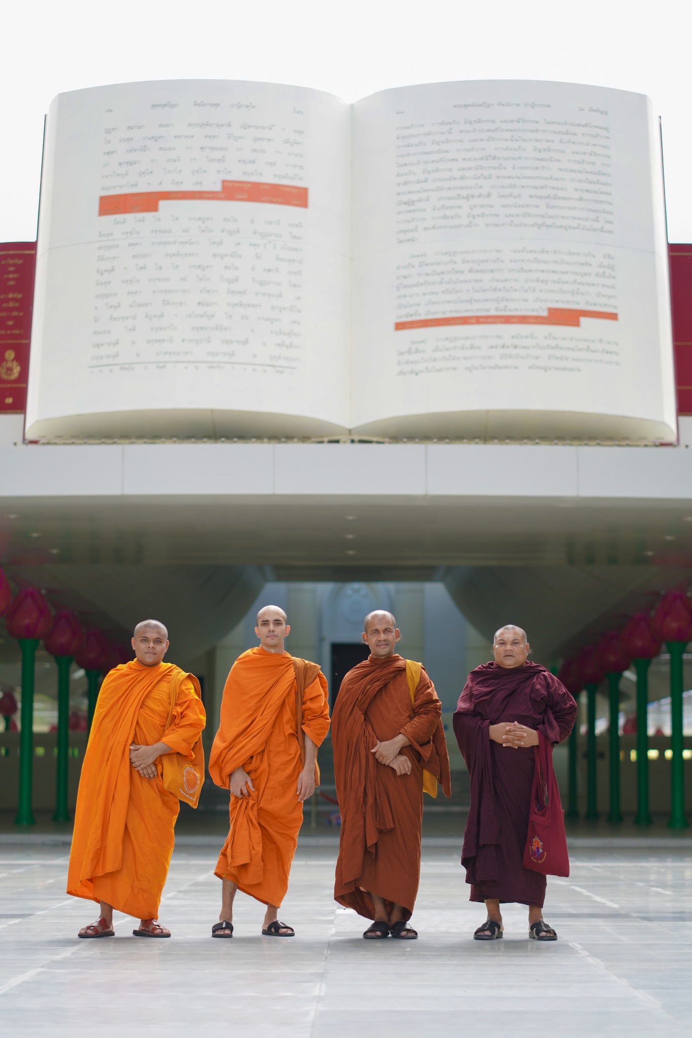พระภิกษุชาวบังคลาเทศ เดินทางมาเยี่ยมชมวัดพระธรรมกาย