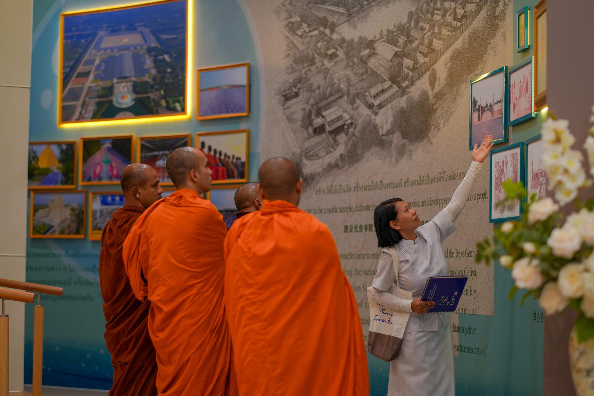 พระภิกษุชาวบังคลาเทศ เดินทางมาเยี่ยมชมวัดพระธรรมกาย